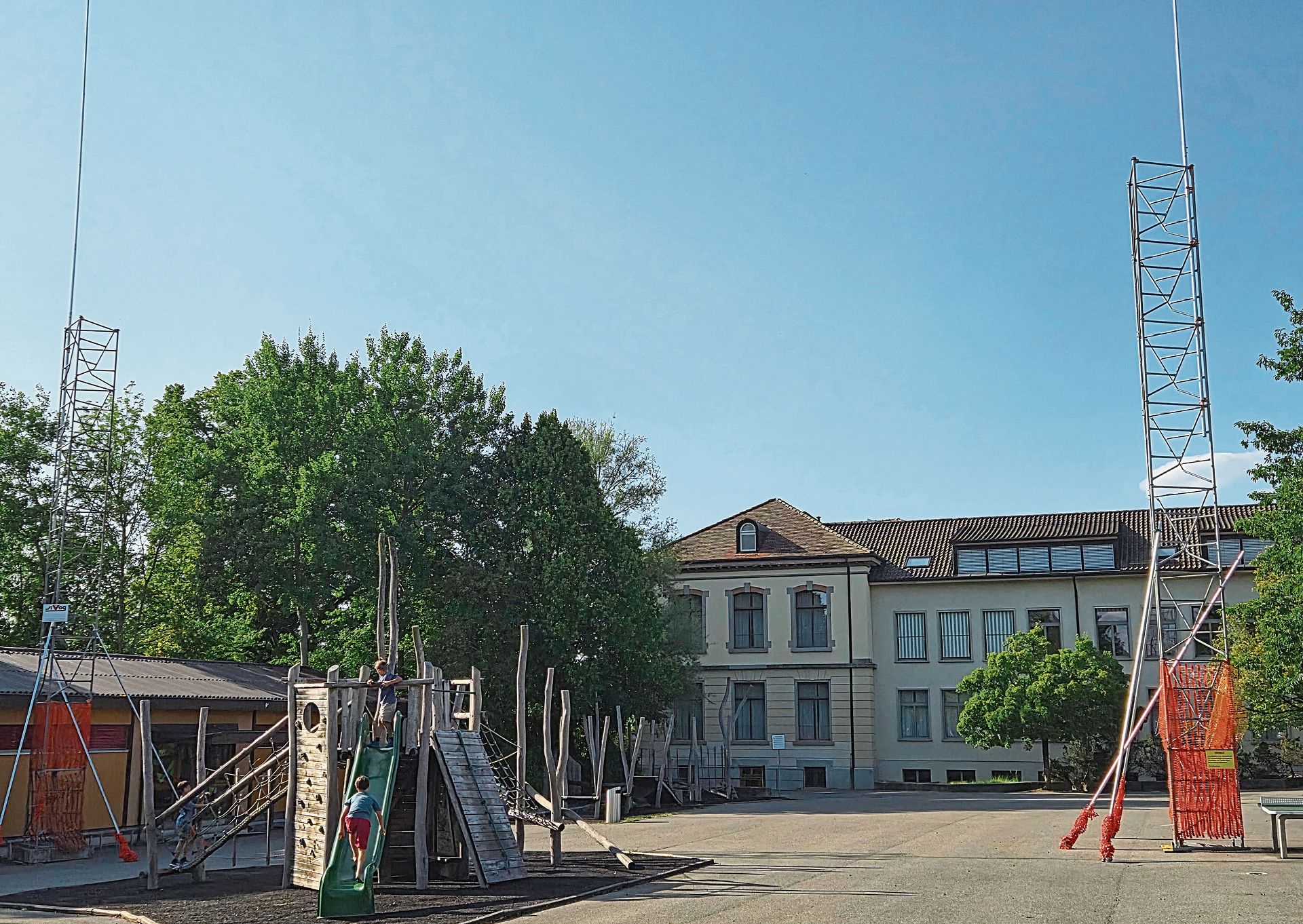 Baugespanne für den 21 Meter hohen Schulhausneubau auf dem Butzen-Areal.