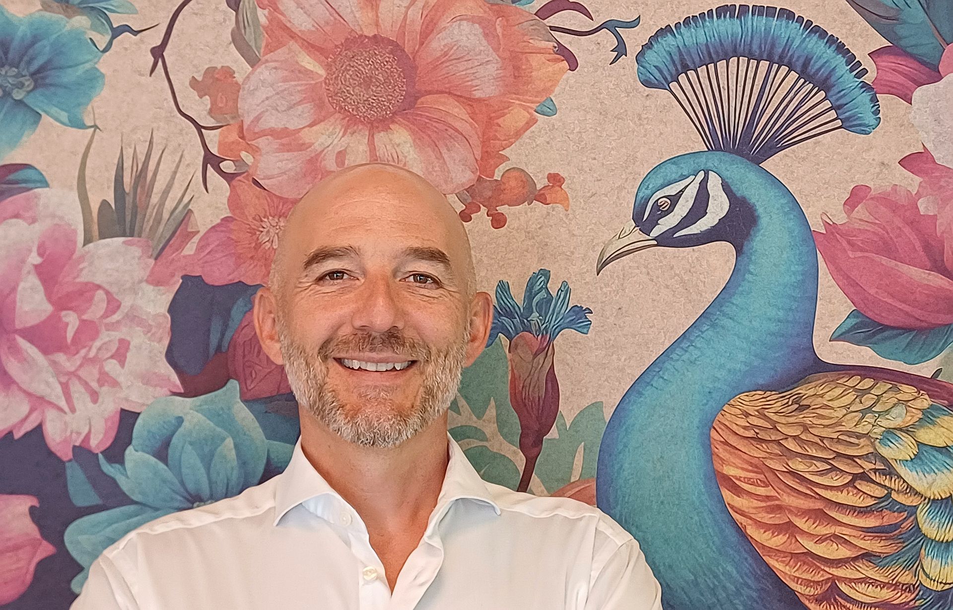Philipp Ryser vor einem Wandpaneel, dessen Oberfläche ein Bild zeigt. Auf Wunsch können Paneele als Kunst- oder Designobjekte gestaltet werden. Philipp Ryser vor einem Wandpaneel, dessen Oberfläche ein Bild zeigt. Auf Wunsch können Paneele als Kunst- oder Designobjekte gestaltet werden.