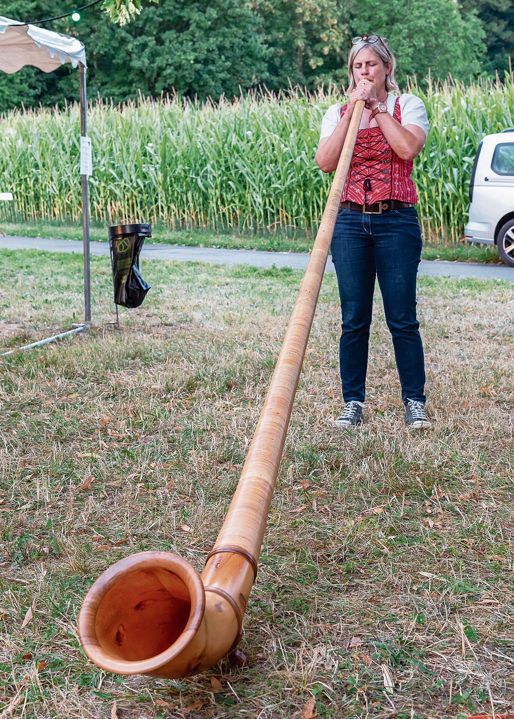 Überraschte vor ihrer Ansprache in Mettmenstetten mit einer Einlage auf dem selbst hergestellten Alphorn: Romaine Rogenmoser, Kantonsratspräsidentin und «höchste Zürcherin». (Bilder Daniel Vaia)