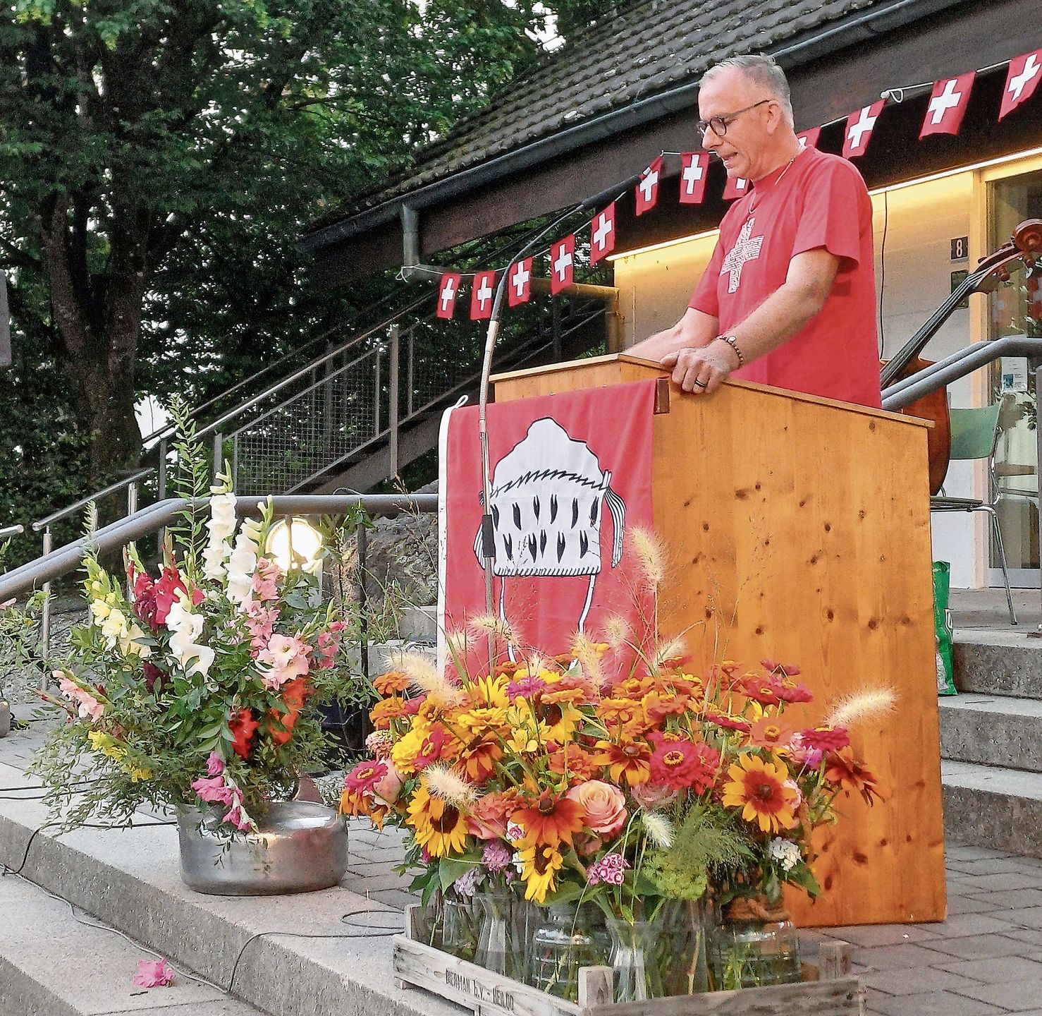 Florist und Festredner Wädi Grimmer brachte Blumen (in Vasen, rechts) mit, von denen die Festbesucher eine auswählen und nach Hause mitnehmen durften. Eine nachhaltige Rede! Florist und Festredner Wädi Grimmer brachte Blumen (in Vasen, rechts) mit, von denen die Festbesucher eine auswählen und nach Hause mitnehmen durften. Eine nachhaltige Rede!
