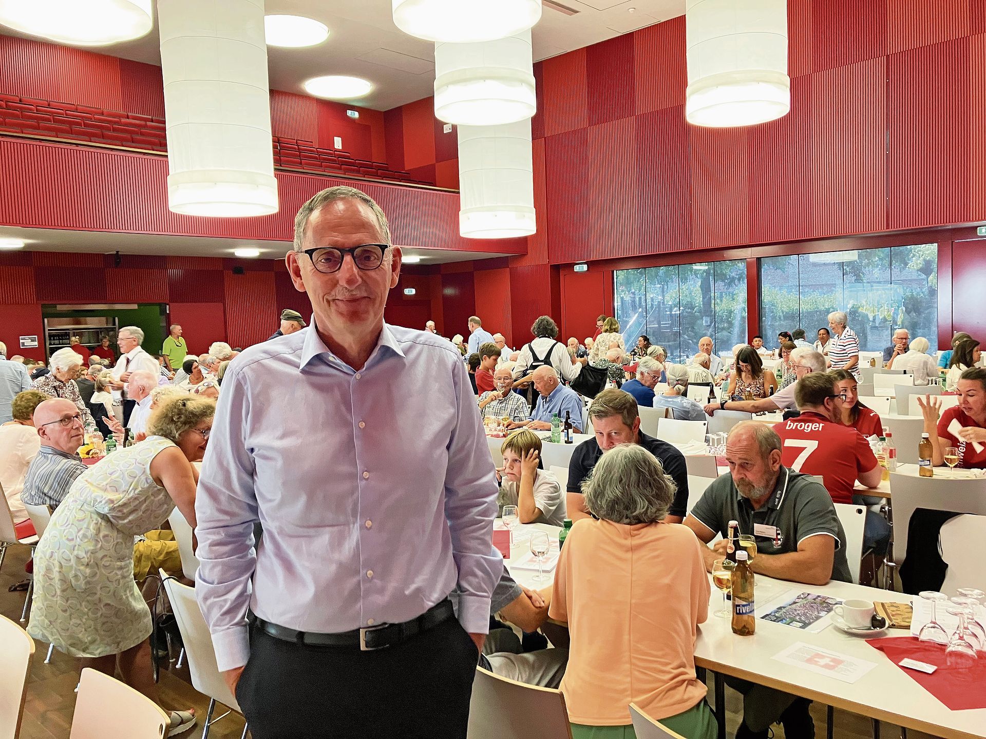 Regierungsrat Mario Fehr genoss das Zusammensein mit der Bevölkerung von Affoltern. (Bilder Marianne Voss)