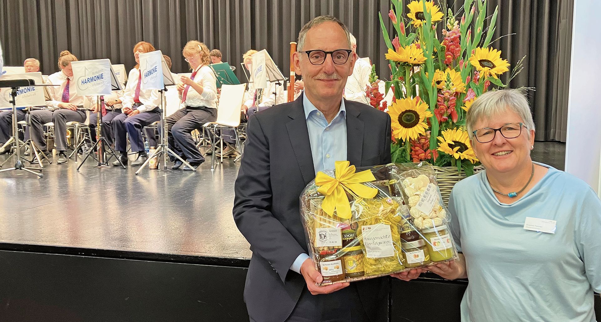 Regierungsrat Mario Fehr erhielt von der Stadtpräsidentin Eveline Fenner einen Ämtlerchorb.
