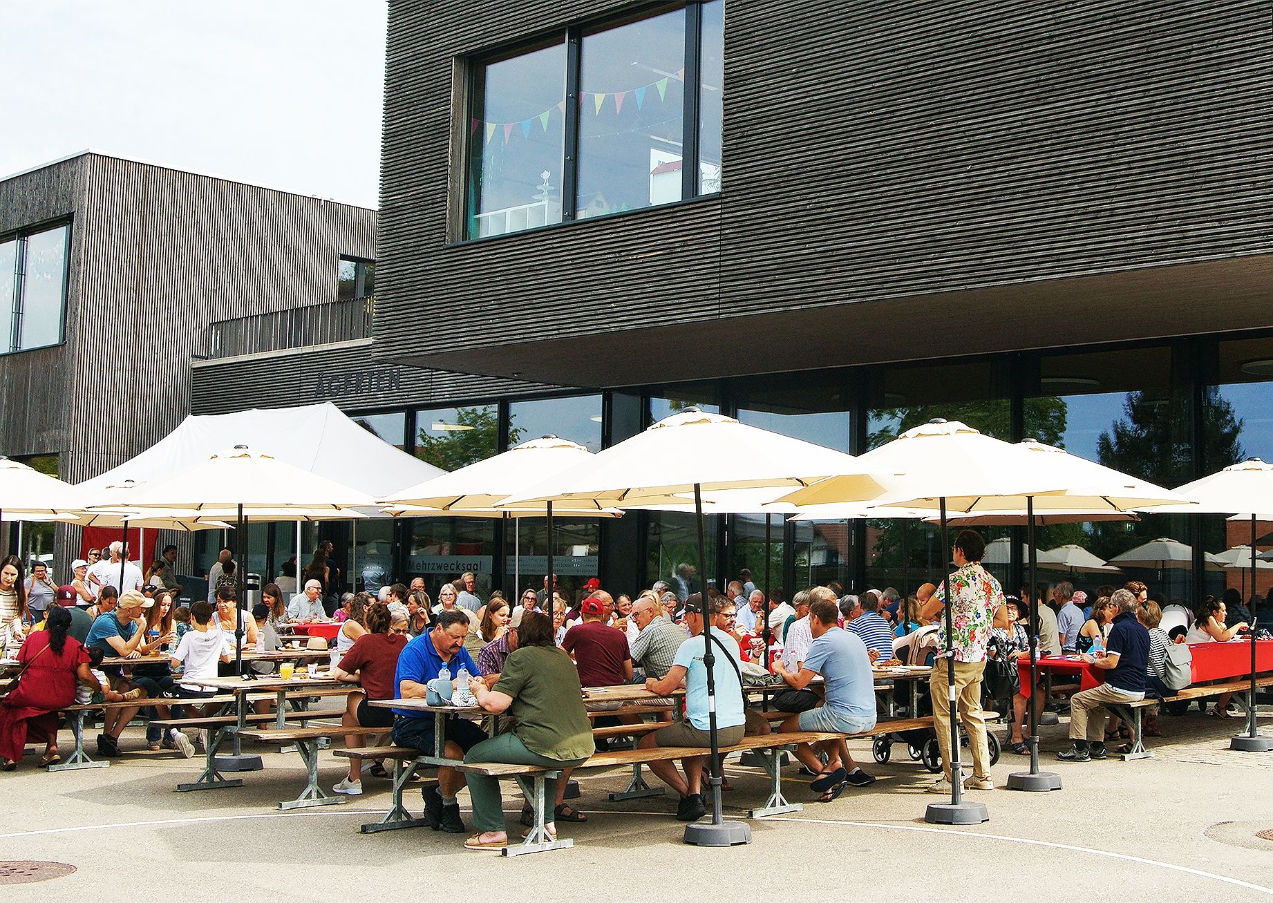 Bei angenehmen Temperaturen feierte Wettswil draussen, vor der Mehrzweckhalle des Schulhauses Ägerten, die Bundesfeier am 1. August mit einem Brunch. Bei angenehmen Temperaturen feierte Wettswil draussen, vor der Mehrzweckhalle des Schulhauses Ägerten, die Bundesfeier am 1. August mit einem Brunch.