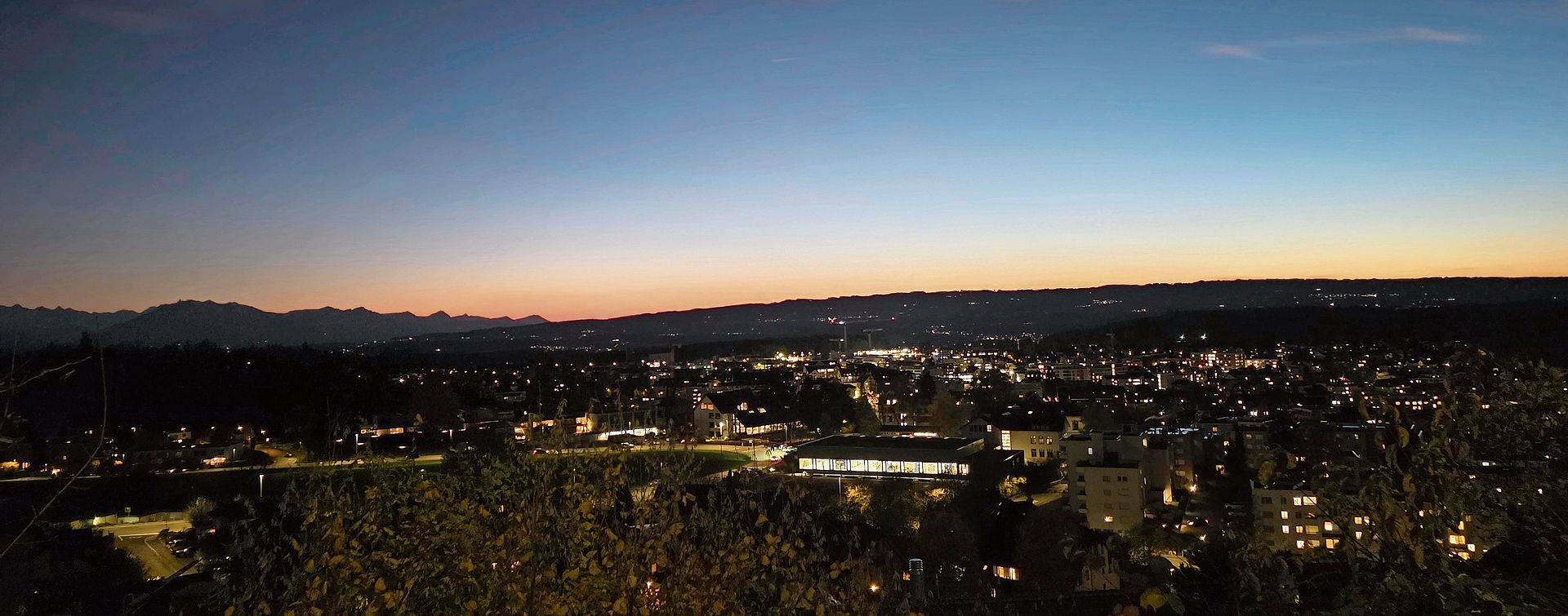 Die Lichtverschmutzung über der Stadt Affoltern hält sich - verglichen mit dem Rest des Kantons Zürich - in Grenzen. Es ist jedoch aber sicherlich nicht der optimale Ort, um in die Sterne zu gucken. (Bild Claudia Eugster)