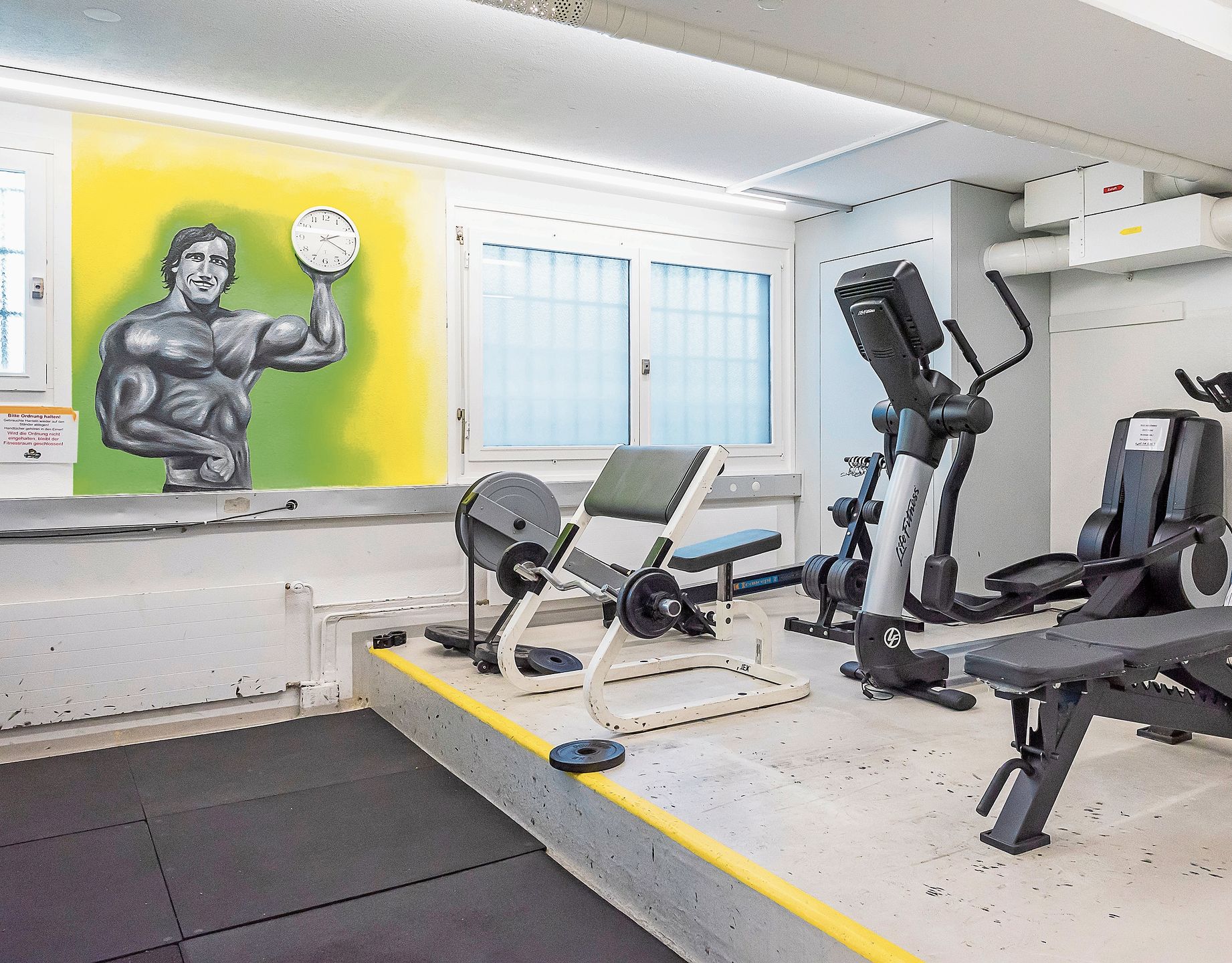In vielerlei Hinsicht wichtig für die Inhaftierten: der Trainings-/Fitnessraum. In vielerlei Hinsicht wichtig für die Inhaftierten: der Trainings-/Fitnessraum.