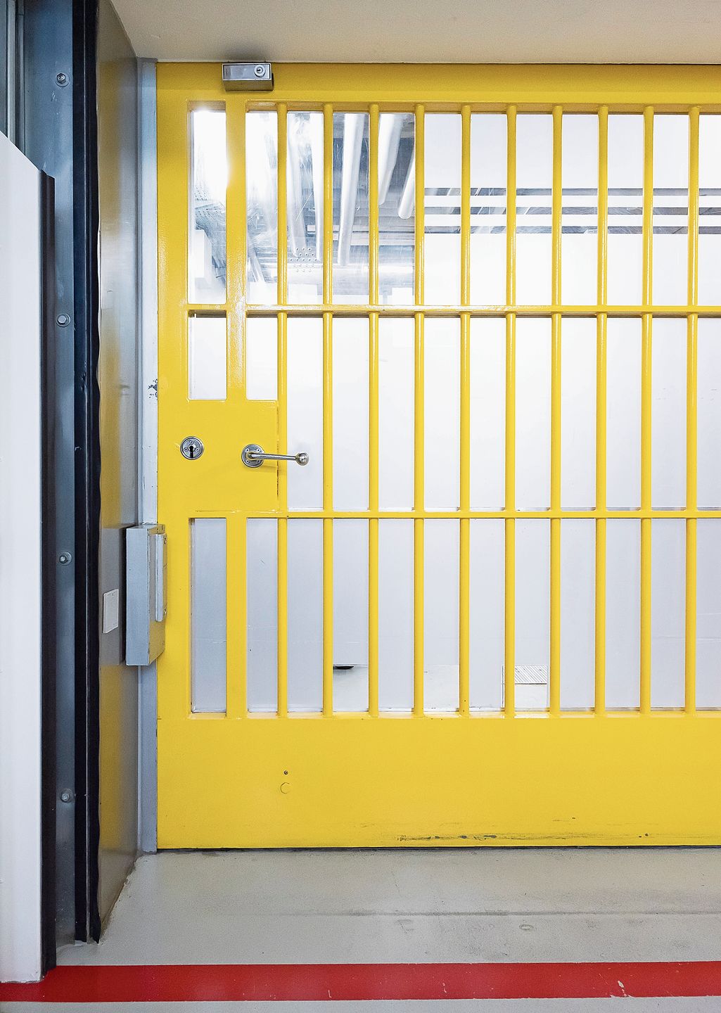Die Grenze zwischen drinnen und draussen: Vorbei an diesem gelben Gittertor, über die rote Linie am Boden betreten alle Inhaftierten das Gefängnis Affoltern. (Bilder Daniel Vaia) Die Grenze zwischen drinnen und draussen: Vorbei an diesem gelben Gittertor, über die rote Linie am Boden betreten alle Inhaftierten das Gefängnis Affoltern. (Bilder Daniel Vaia)