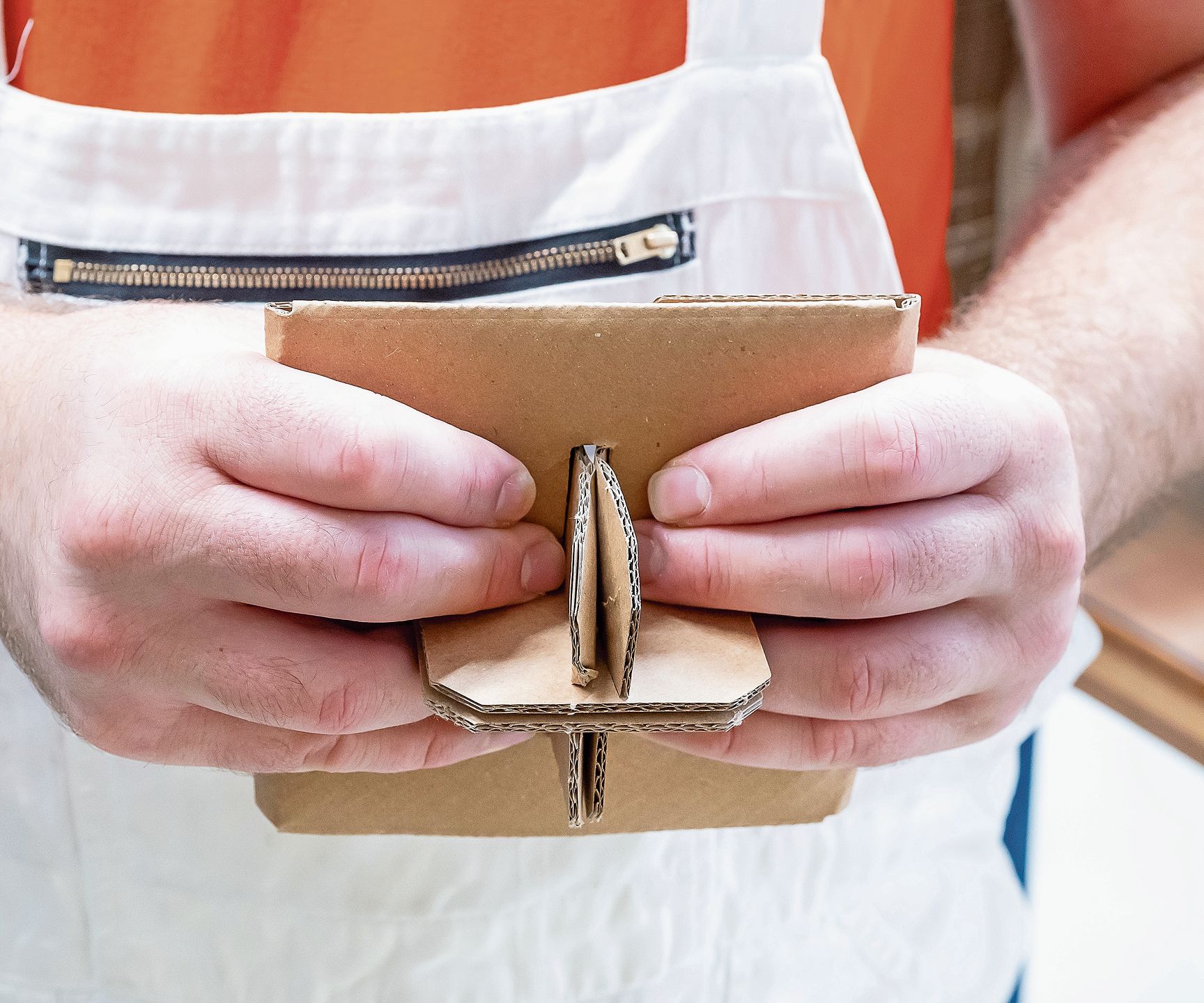 Inhaftierter beim Falten von Verpackungsmaterial: In Gefängnissen gilt Arbeitspflicht. Inhaftierter beim Falten von Verpackungsmaterial: In Gefängnissen gilt Arbeitspflicht.