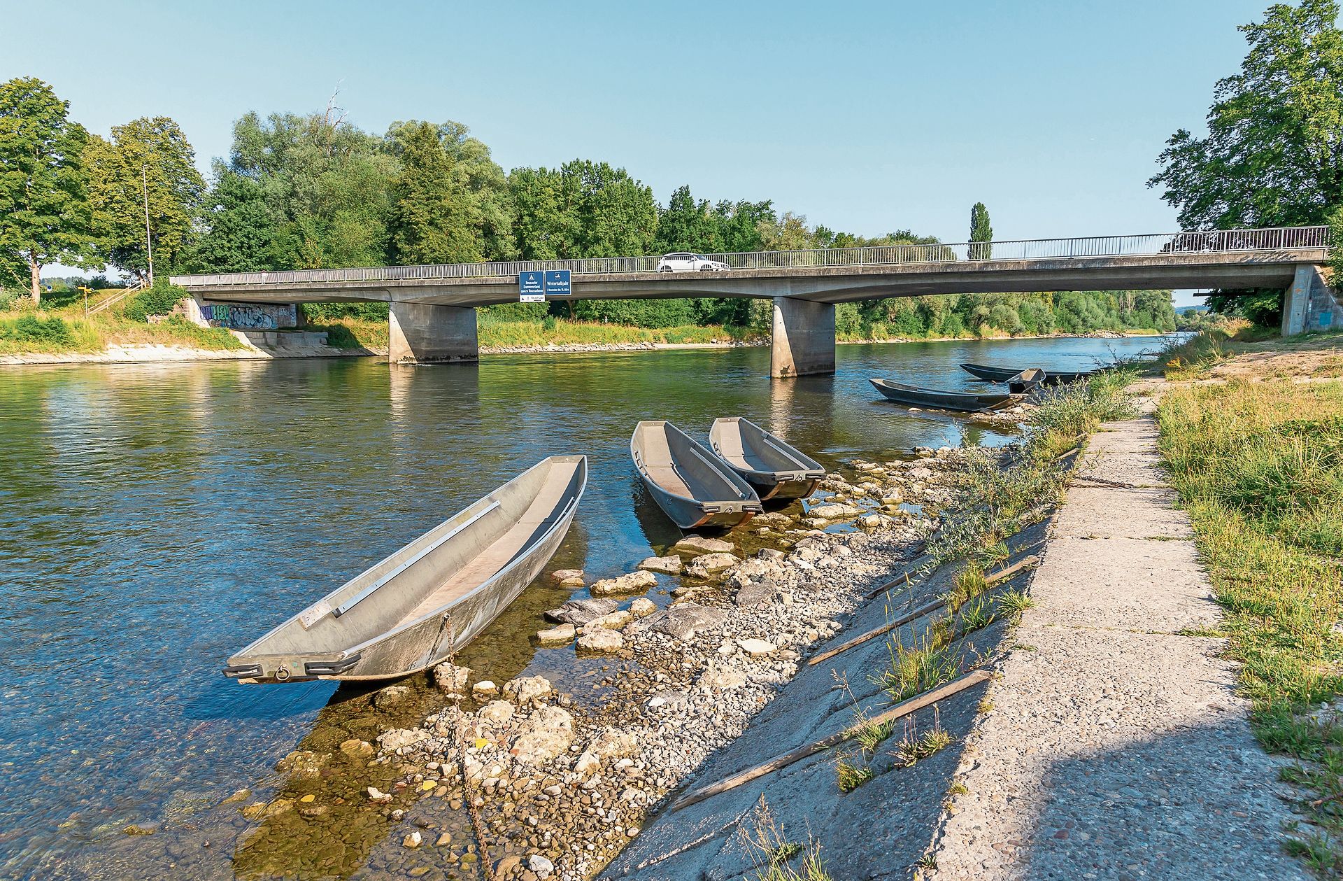 Pontons bei der Reussbrücke in Ottenbach: Wegen des tiefen Wasserstands der Reuss liegen etliche Boote derzeit auf Grund. Pontons bei der Reussbrücke in Ottenbach: Wegen des tiefen Wasserstands der Reuss liegen etliche Boote derzeit auf Grund.