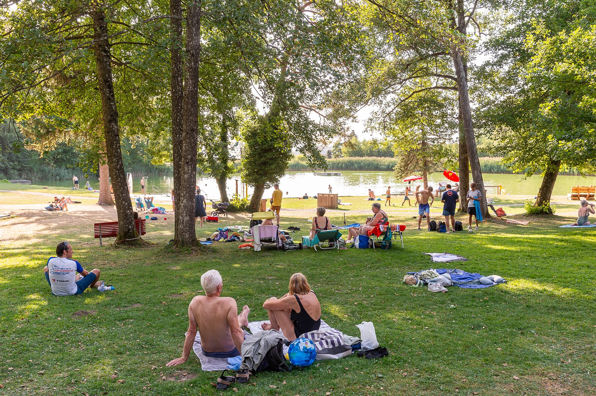 Badegäste bei Hedinger Weiher: Mit den lang anhaltenden Hitzewellen stiegen auch die Besucher-zahlen auf neue Rekordwerte. Der ganz grosse Ansturm scheint aber momentan vorbei zu sein: Manche haben genug vom Baden und bleiben lieber zu Hause – sof Badegäste bei Hedinger Weiher: Mit den lang anhaltenden Hitzewellen stiegen auch die Besucher-zahlen auf neue Rekordwerte. Der ganz grosse Ansturm scheint aber momentan vorbei zu sein: Manche haben genug vom Baden und bleiben lieber zu Hause – sofern es dort kühler ist als draussen.