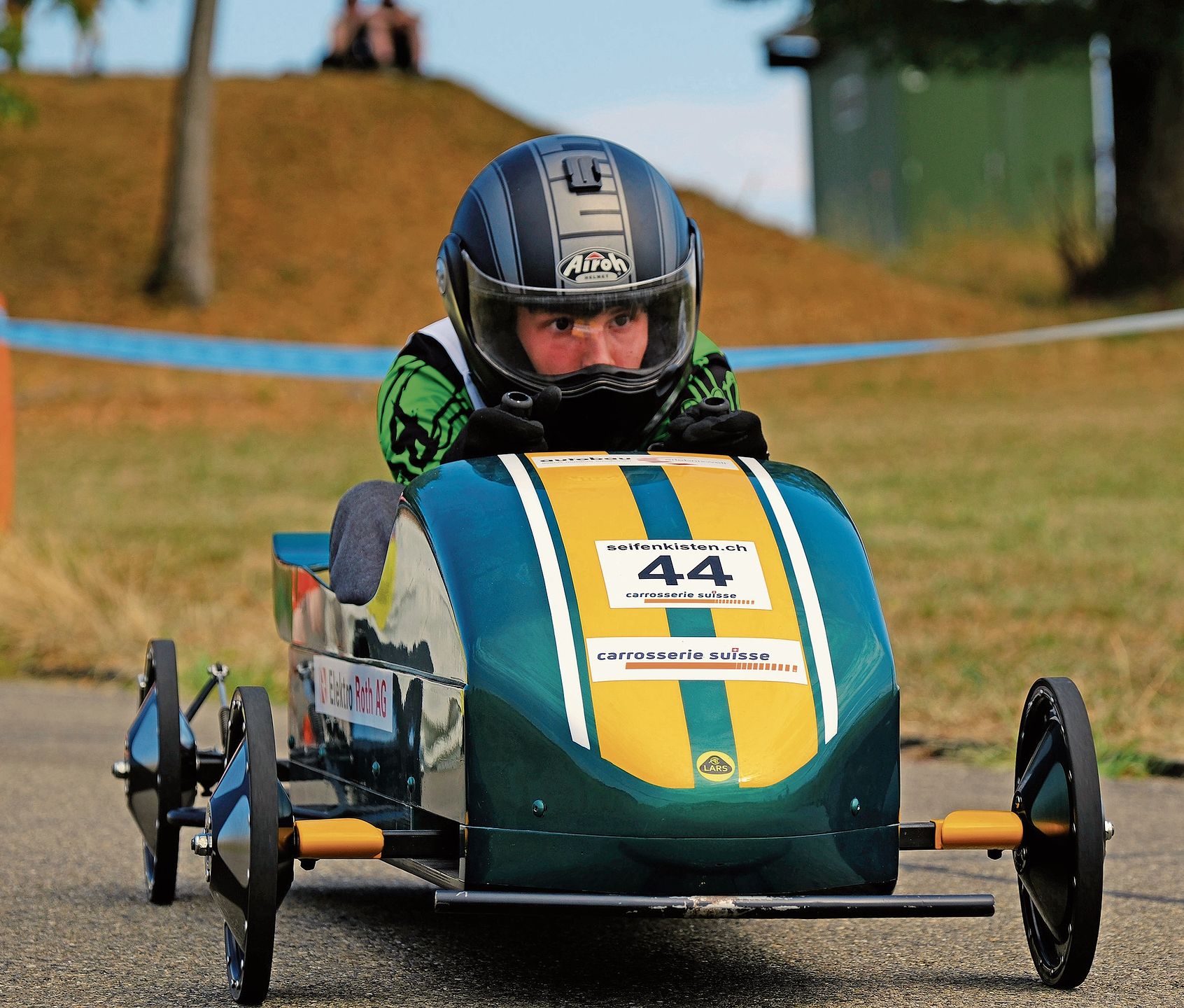 Obschon das Reglement strikt ist, sieht kaum eine Seifenkiste gleich aus wie die andere. Lars Wirth hat sich vom englischen Sportwagenbauer Lotus inspirieren lassen. Obschon das Reglement strikt ist, sieht kaum eine Seifenkiste gleich aus wie die andere. Lars Wirth hat sich vom englischen Sportwagenbauer Lotus inspirieren lassen.