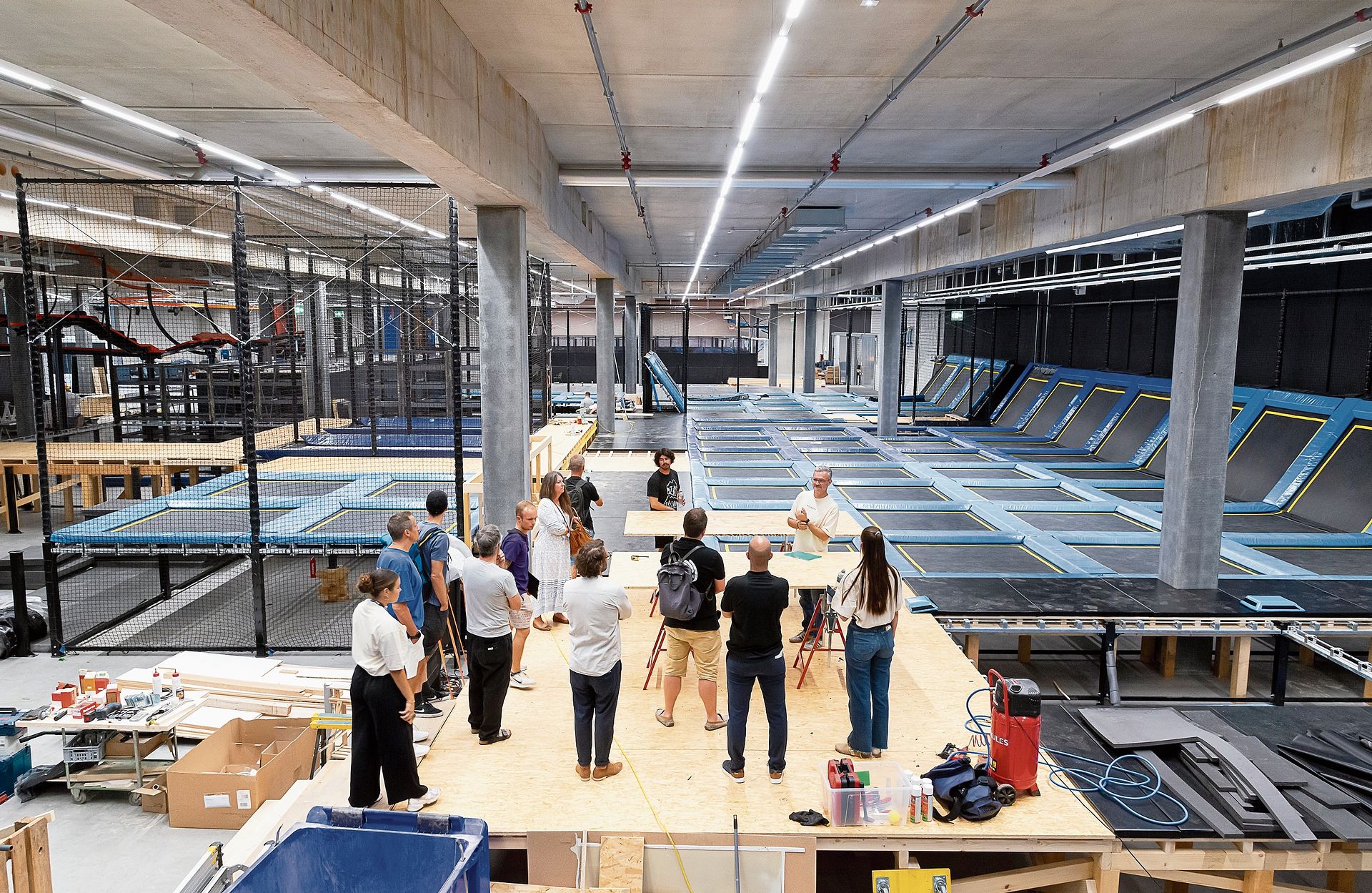 Der über 1000 Quadratmeter grosse Trampolin-Park im Movecity: Aufgrund der guten Verkehrsanbindung (Bahn, Autobahn) und der nahen Städte und Agglomerationen (3,5 Millionen Personen im Umkreis von 80 Kilometern) rechnen die Betreiber mit täglich me Der über 1000 Quadratmeter grosse Trampolin-Park im Movecity: Aufgrund der guten Verkehrsanbindung (Bahn, Autobahn) und der nahen Städte und Agglomerationen (3,5 Millionen Personen im Umkreis von 80 Kilometern) rechnen die Betreiber mit täglich mehreren Hundert Besucherinnen und Besuchern. (Bilder Daniel Vaia)