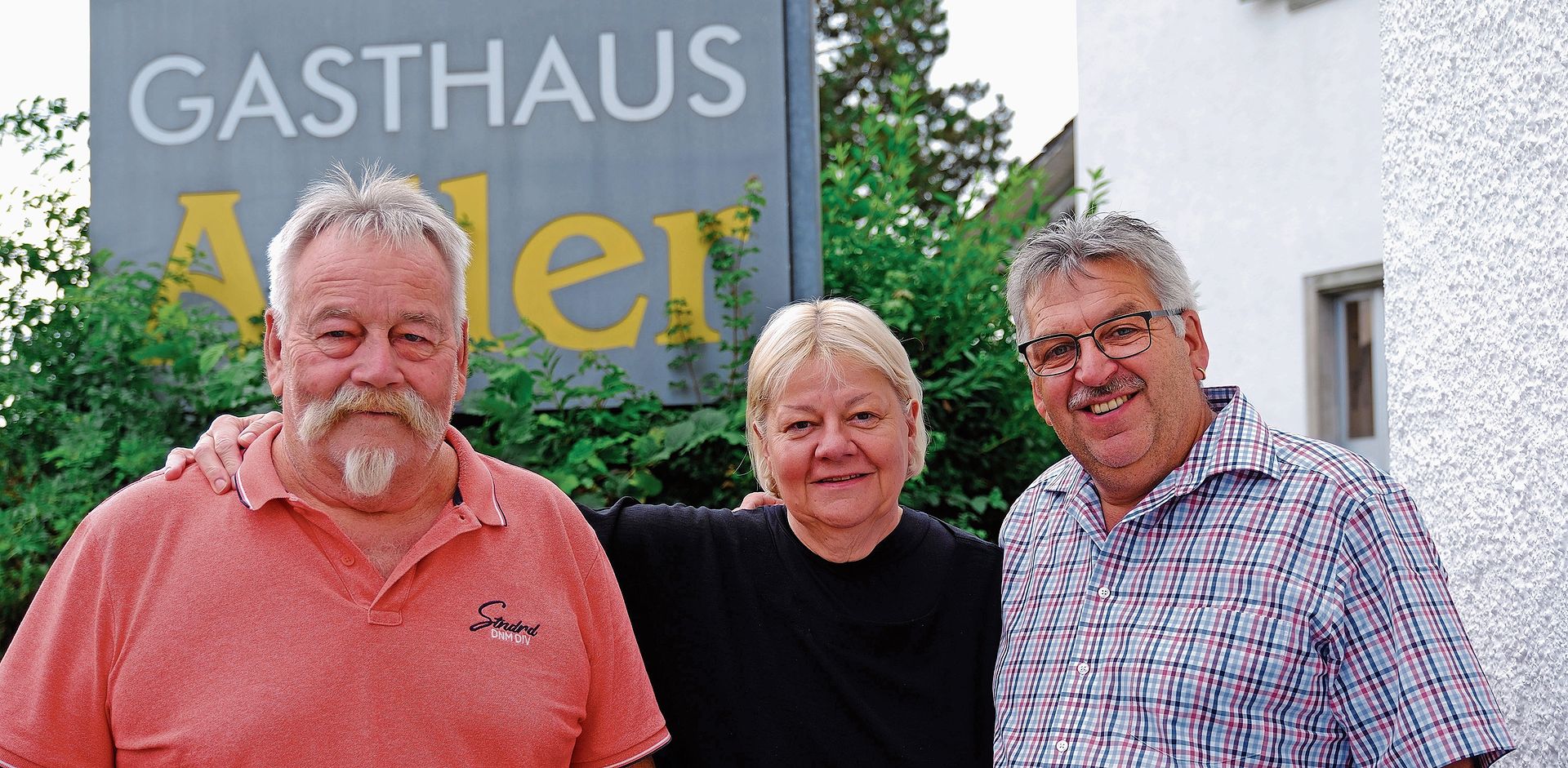 Renata Schönbächler flankiert von ihren Edelhelfern Silvio Brotschi (links) und Werner Lüthi. (Bild Martin Platter)