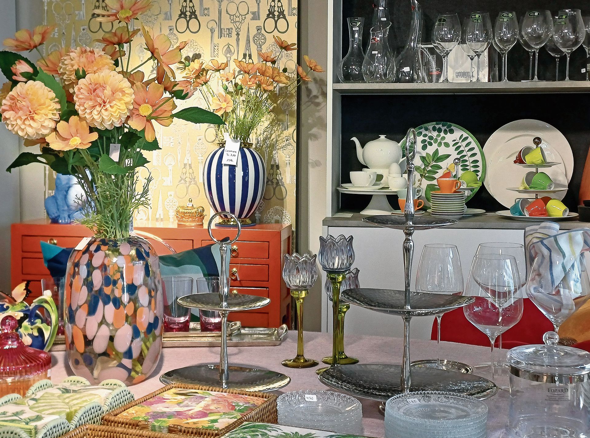 Stilvolles Geschirr, Glaswaren und Wohnaccessoires in unterschiedlichsten Stilrichtungen ergänzen das Sortiment.