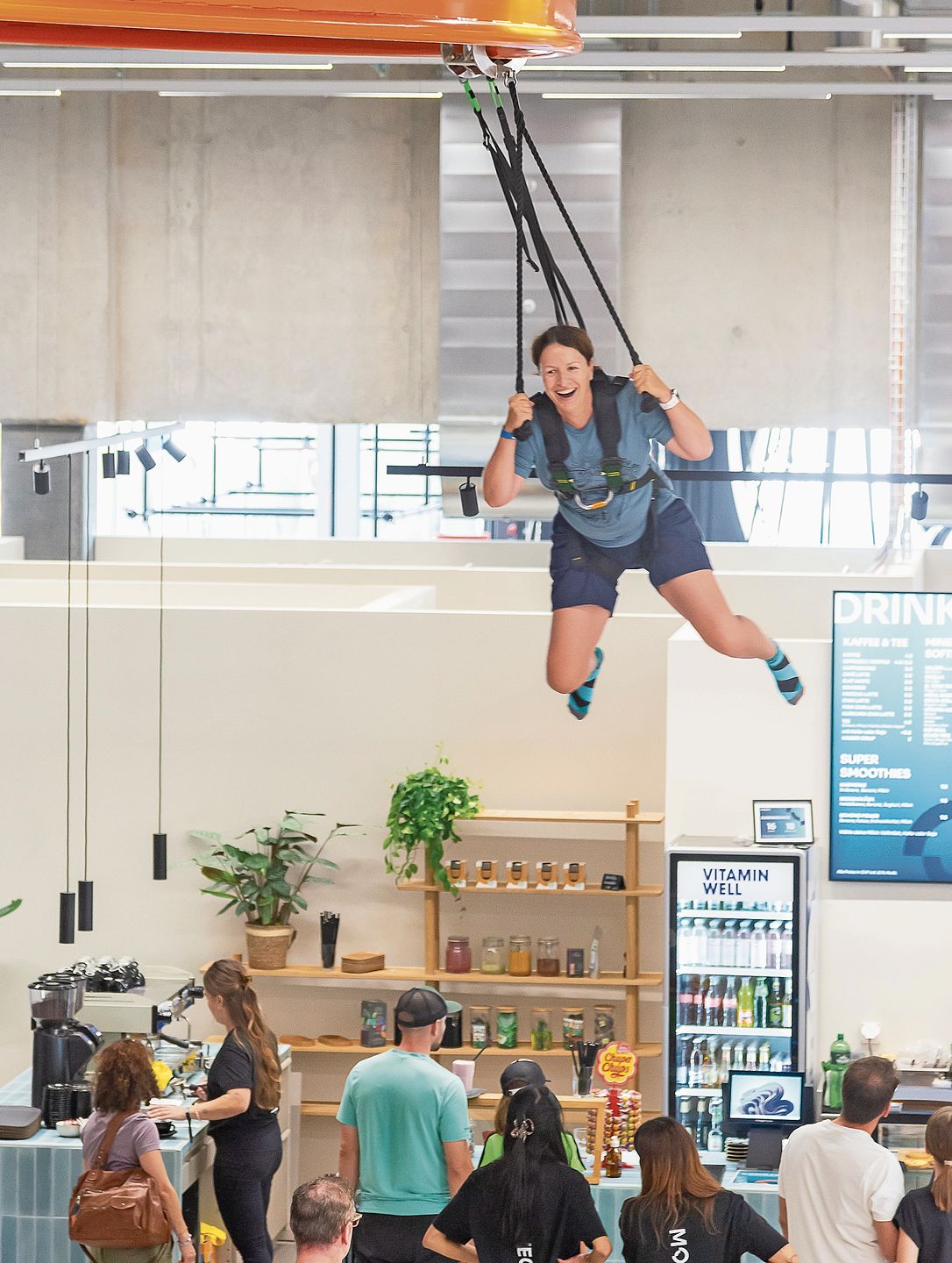 Bei Jung und Alt beliebt: der Zipline-Coaster, mit dem man mehrere Meter über Boden an einem Schienensystem durch Teile der Halle und das Restaurant fliegt.