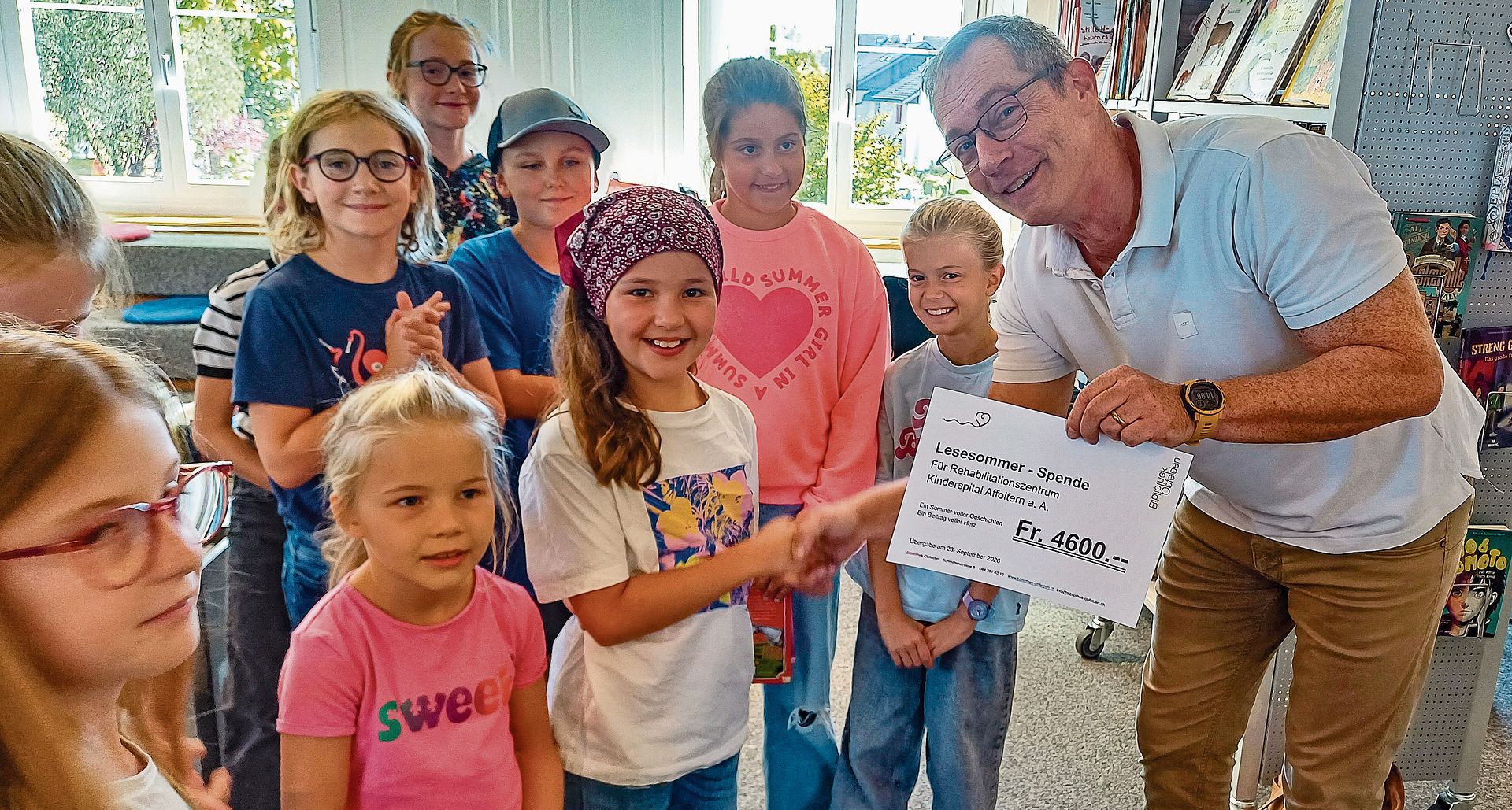 Hubertus van Hedel, Wissenschaftler und Fachmann für Neurorehabilitation, Kinder-Reha Schweiz, bedankte sich bei den Kindern und dem Bibliotheksteam für die Spende. (Bilder Regula Zellweger)