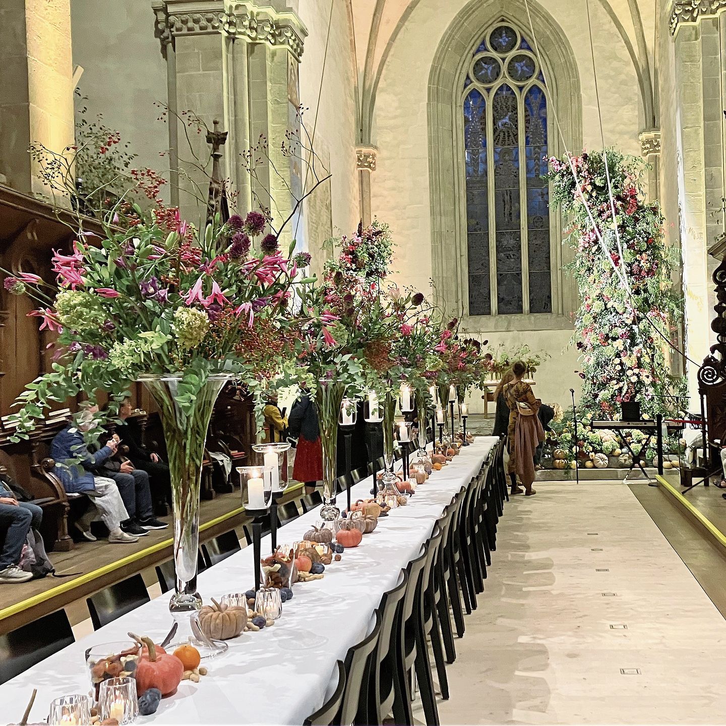 Hohe Blumenbouquets schmücken eine lange Tafel im Kirchenschiff.(Bilder Marianne Voss)