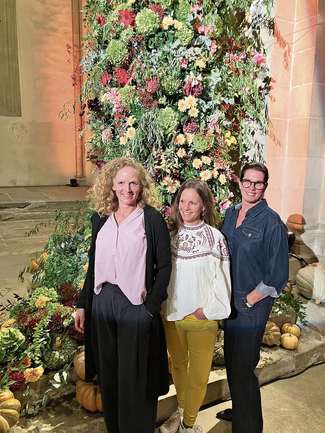 Die drei Floristinnen, die mit ihrer Kunst die Kirche verwandelt haben. Von links: Jovanna Zollinger, Martina Camenzind und Regula Zürcher. 
