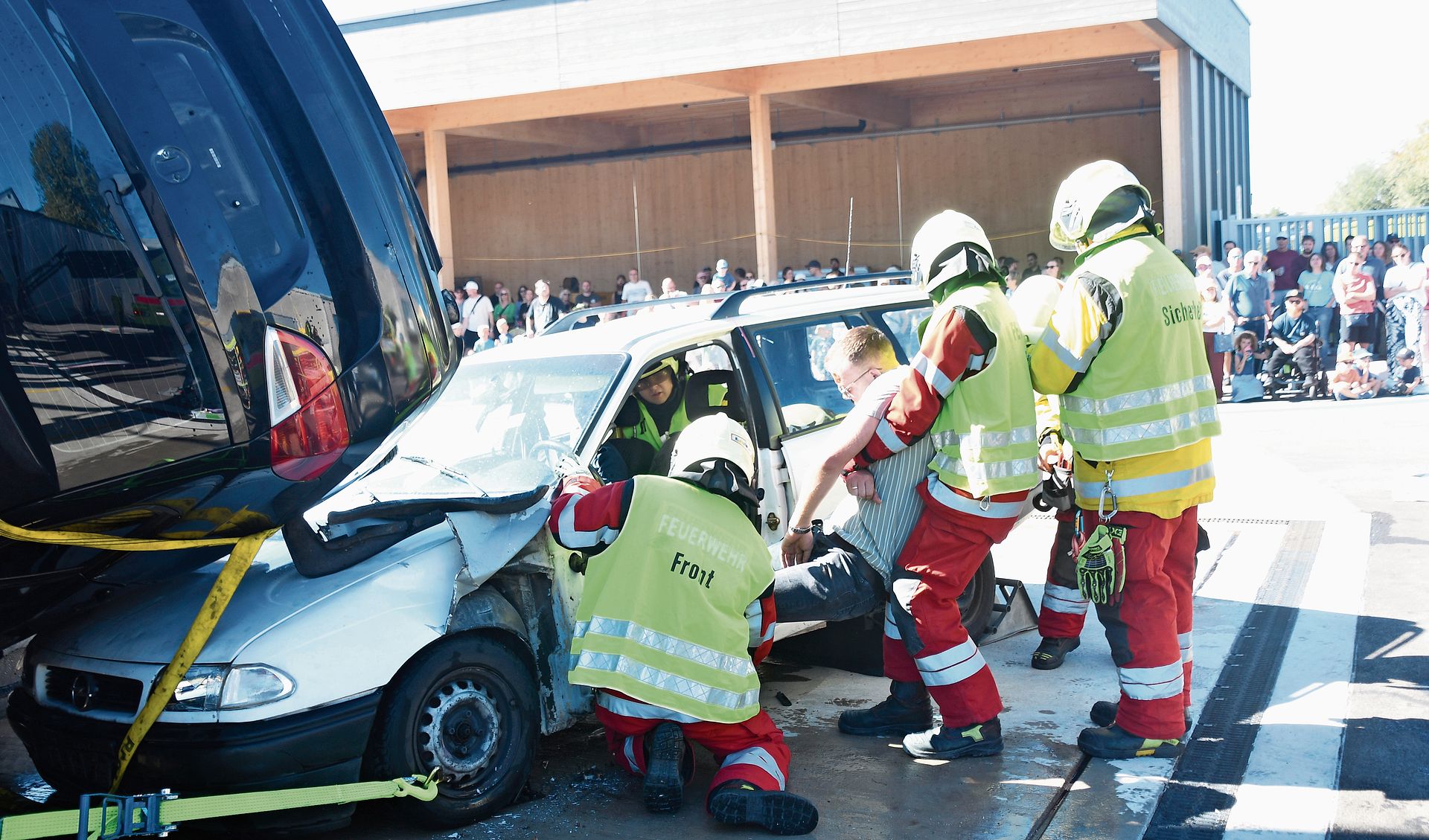 Sofortiges Aufwuchten von Türen: Personenrettung hat Priorität. (Bilder Werner Schneiter) Sofortiges Aufwuchten von Türen: Personenrettung hat Priorität. (Bilder Werner Schneiter)
