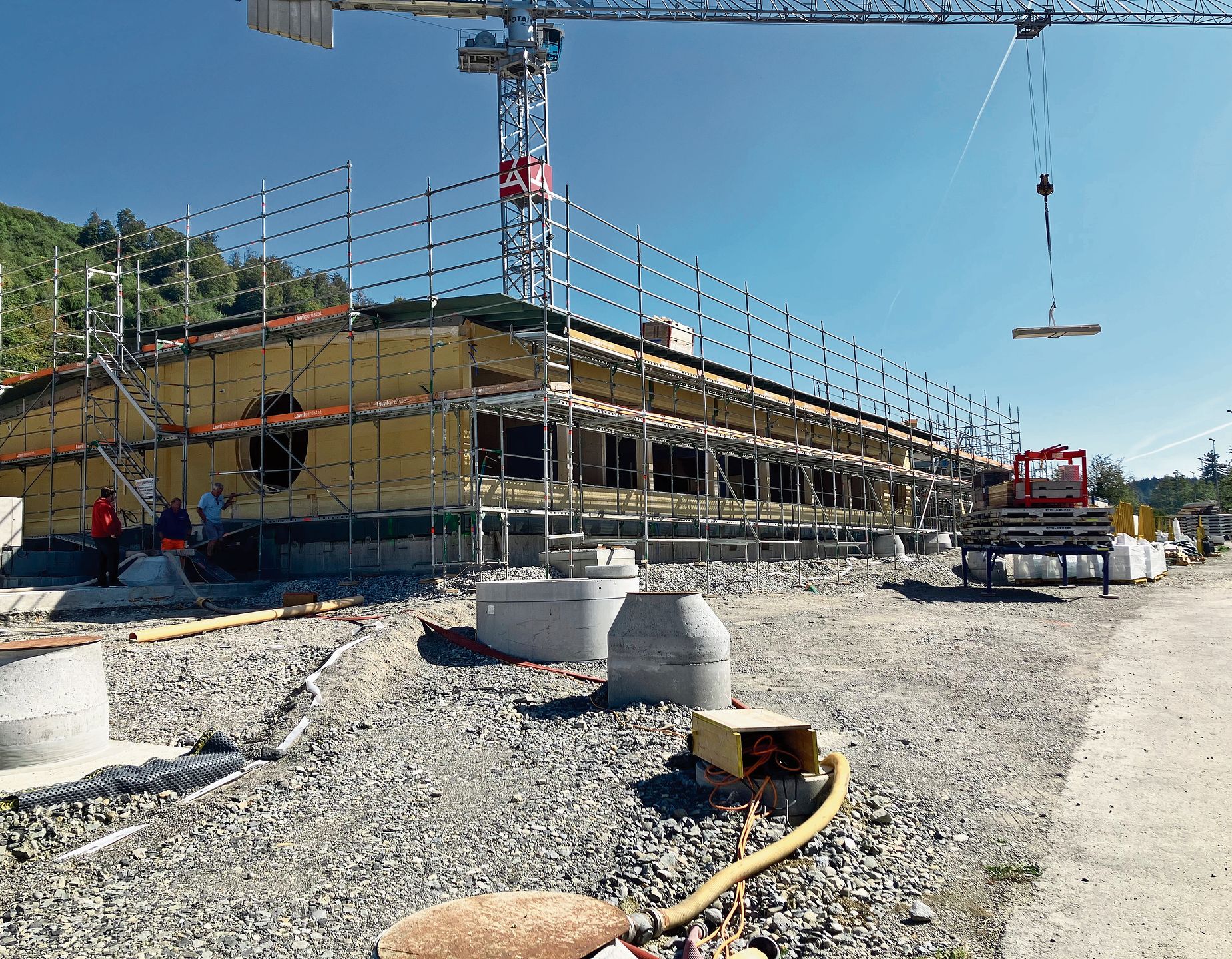 Der Rohbau der neuen Dreifachturnhalle mit Tagesstrukturen in Hausen ist beendet. (Bilder Marianne Voss) Der Rohbau der neuen Dreifachturnhalle mit Tagesstrukturen in Hausen ist beendet. (Bilder Marianne Voss)