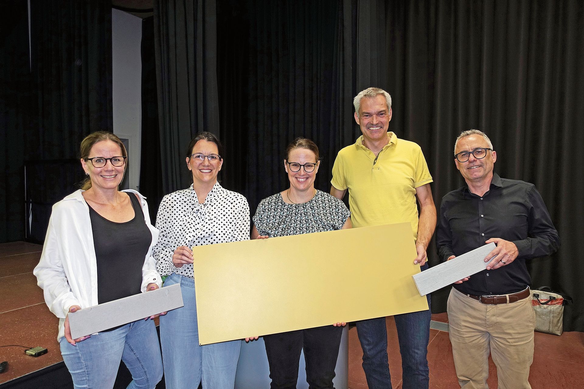 Die Projektverantwortlichen mit Schalungsteilen der Fassaden, die dereinst das sanierte «Wolfi» zieren sollen. Von links Diana Pfister (Baukommission), Simone Hoffmann (Schulpräsidentin), Franziska Bieri (Finanzen, Baukommission), Rolf Becher (Pla Die Projektverantwortlichen mit Schalungsteilen der Fassaden, die dereinst das sanierte «Wolfi» zieren sollen. Von links Diana Pfister (Baukommission), Simone Hoffmann (Schulpräsidentin), Franziska Bieri (Finanzen, Baukommission), Rolf Becher (Planer, Gähler und Partner AG) und Martin Reinhard (Bauherrenbegleiter, Landis AG). (Bilder Martin Platter)