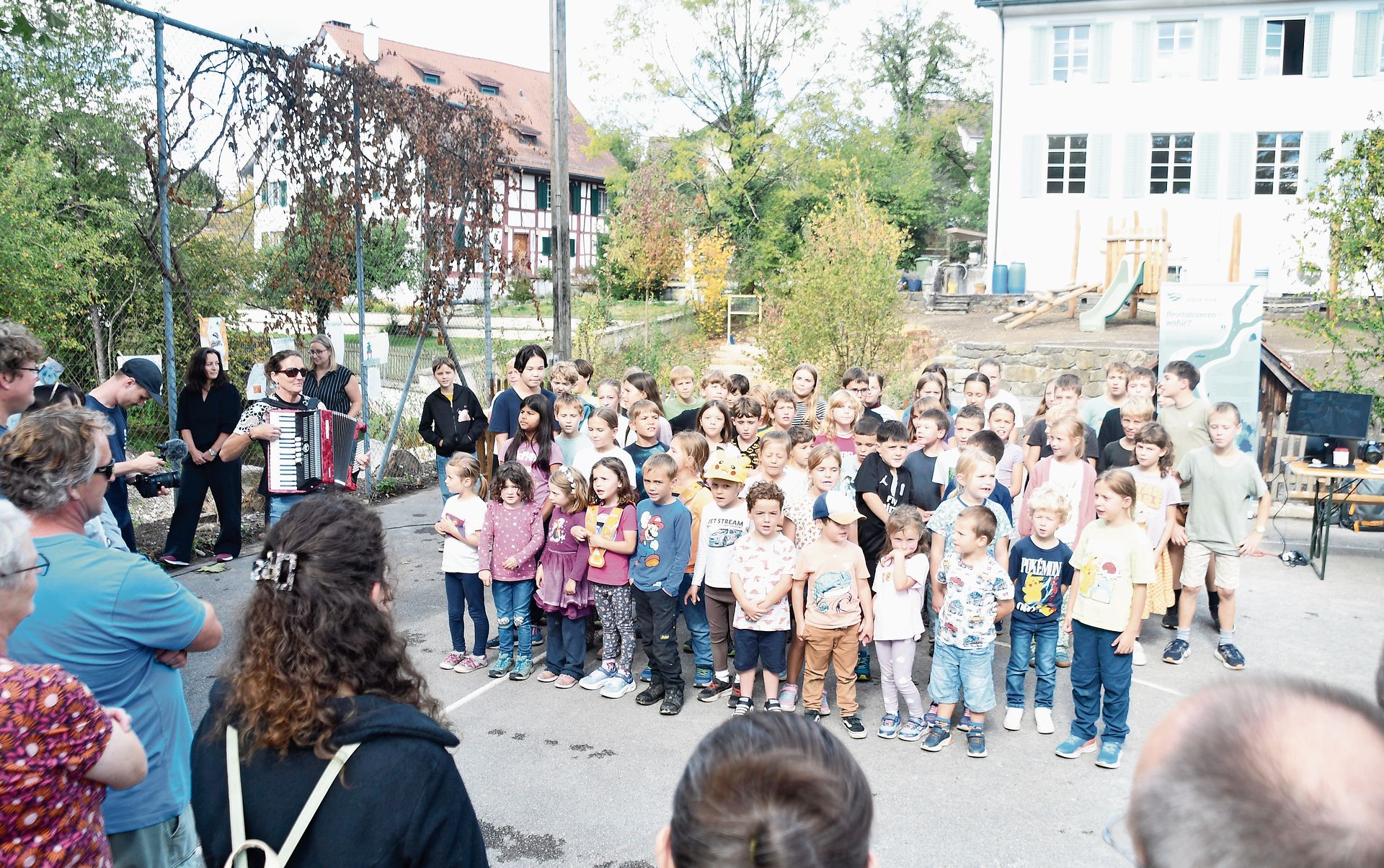 Präsentierten am Einweihungsfest die Resultate ihrer Projektwoche, auch in Form von Gesang: Schülerinnen und Schüler der Schule Maschwanden. Im Hintergrund der neue Spielplatz. Präsentierten am Einweihungsfest die Resultate ihrer Projektwoche, auch in Form von Gesang: Schülerinnen und Schüler der Schule Maschwanden. Im Hintergrund der neue Spielplatz.