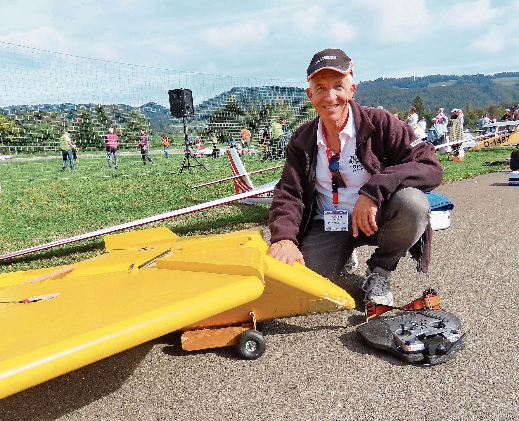 Wolfgang Auth mit dem sogenannten «Papierflieger» in Form des Emblems der Veranstaltung. Dieses Fluggerät eröffnet traditionellerweise mit seinem Abheben den Flugtag Hausen. Wolfgang Auth mit dem sogenannten «Papierflieger» in Form des Emblems der Veranstaltung. Dieses Fluggerät eröffnet traditionellerweise mit seinem Abheben den Flugtag Hausen.