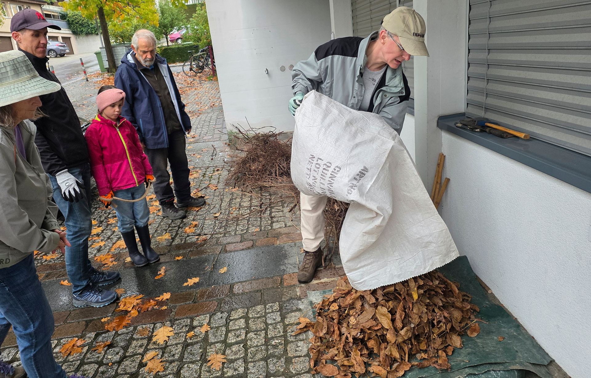 Die Basis für jedes gute Igel-Nest bildet Laub. (Bilder Claudia Eugster) Die Basis für jedes gute Igel-Nest bildet Laub. (Bilder Claudia Eugster)