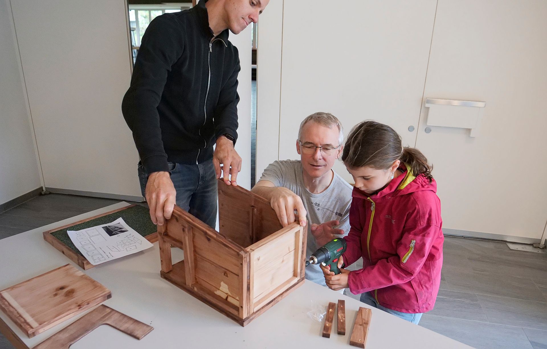 Jörg Strohmeier (m.) schraubt mit Aria und ihrem Vater ein Igelhaus zusammen. Jörg Strohmeier (m.) schraubt mit Aria und ihrem Vater ein Igelhaus zusammen.