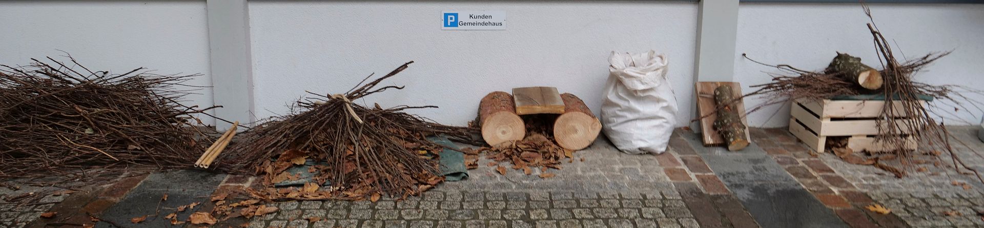 Verschiedene Arten von «einfachen Strukturen»: vom einfachen Haufen Reisig, der die Blätter darunter schützt, aber den Garten unaufgeräumt wirken lässt, bis zur Luxusvariante in einer Harasse. Verschiedene Arten von «einfachen Strukturen»: vom einfachen Haufen Reisig, der die Blätter darunter schützt, aber den Garten unaufgeräumt wirken lässt, bis zur Luxusvariante in einer Harasse.