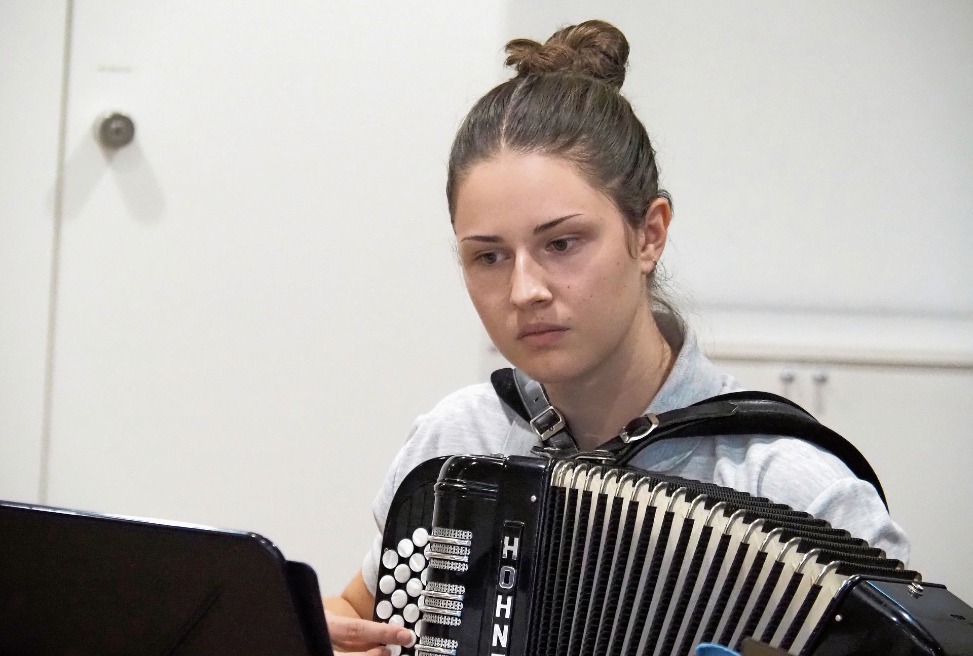 Hoch konzentriert spielt Jamina die erste von drei Stimmen.