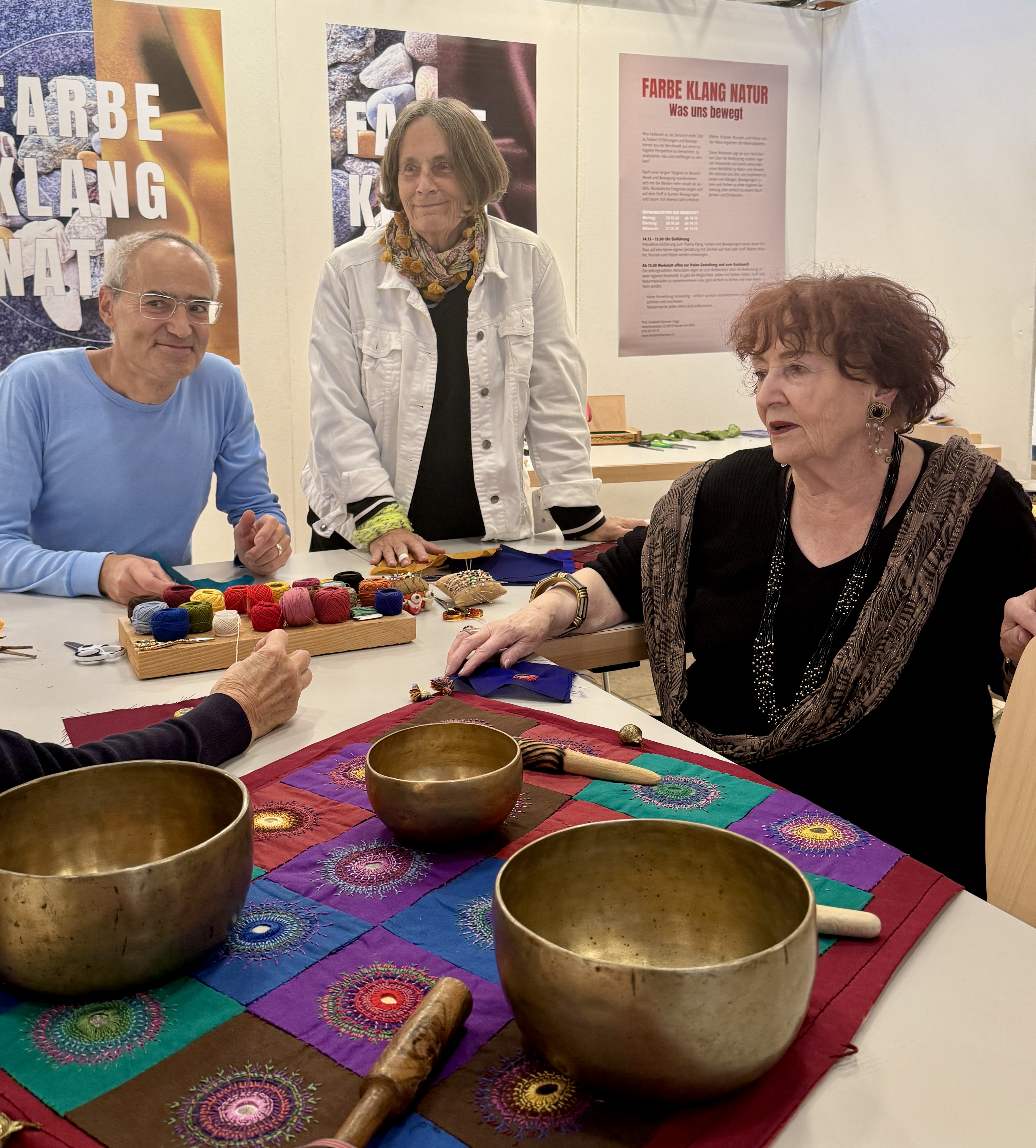 Kunst gemeinsam erfahren und erleben: Kreativworkshop unter der Leitung von Elisabeth Danuser (Mitte). (Bild Brigitte Reemts Flum)