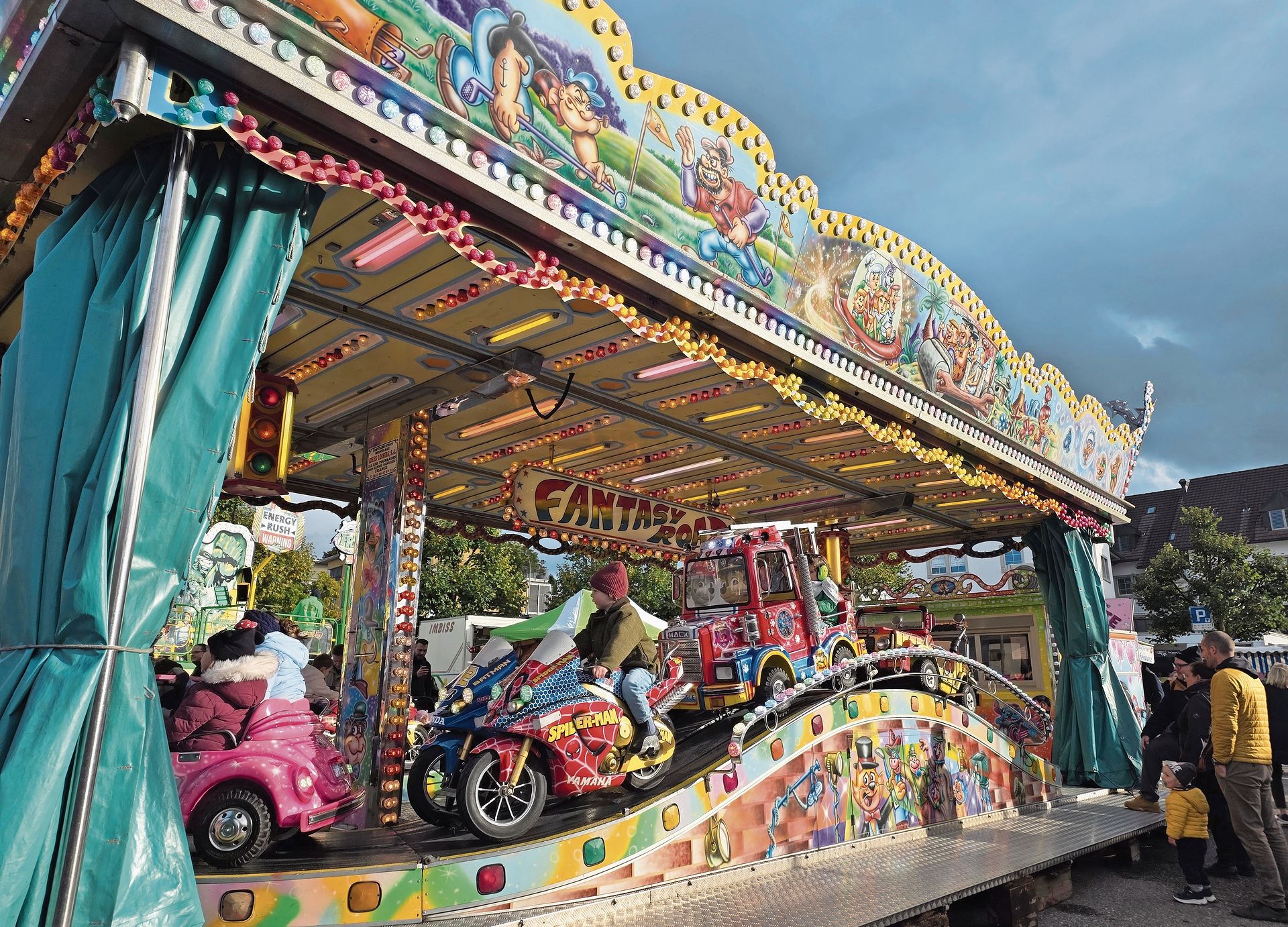 Die Kleinsten hatten grosse Freude an der «Fantasy Road» (l,), während die älteren Kinder und Jugendlichen sich am rasanten «Twister» erfreuten. Ganz Mutige trauten sich gar auf die «Hulk-Pendelride» (unten rechts); aber erst ab Samstag, denn Die Kleinsten hatten grosse Freude an der «Fantasy Road» (l,), während die älteren Kinder und Jugendlichen sich am rasanten «Twister» erfreuten. Ganz Mutige trauten sich gar auf die «Hulk-Pendelride» (unten rechts); aber erst ab Samstag, denn diese Attraktion war am Freitagabend noch geschlossen. (Bilder Claudia Eugster)