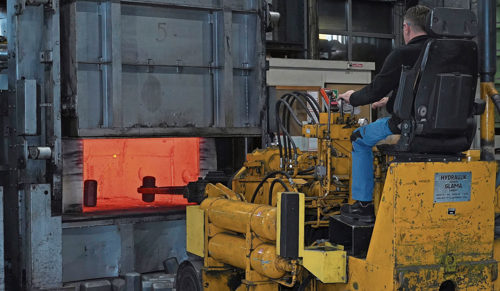 Bevor die Stahlwerkstücke geschmiedet werden können, werden sie im Gasofen mit Luftzufuhr auf rund 1200 Grad Celsius aufgeheizt, bis sie glühen. Dabei entsteht viel Abwärme, die genutzt werden kann.