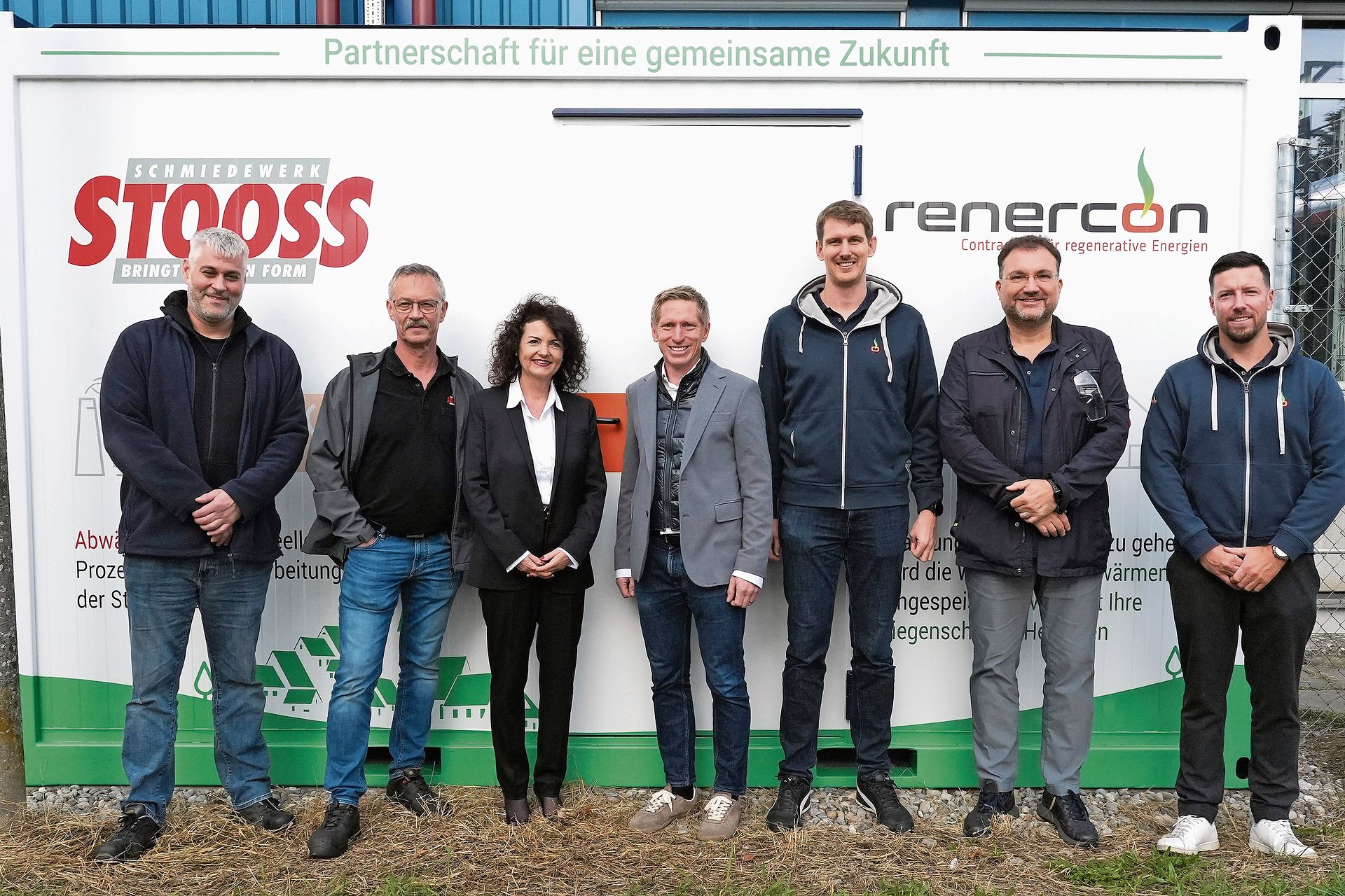 Die Stooss-Mitarbeiter (von links) Christoph Rütimann, Leiter Produktion, sowie das Mitinhaberpaar Gregor und Corinne Maag-Stooss, neben den Renercon-Leuten Andreas Stalder, CEO, Marc Burkard, Chef Technik, Christian Natale, COO, und Sascha Christen, Aussendienst bei der Einweihung des neuen Fernwärmeanschlusses bei Stooss. (Bilder Martin Platter)