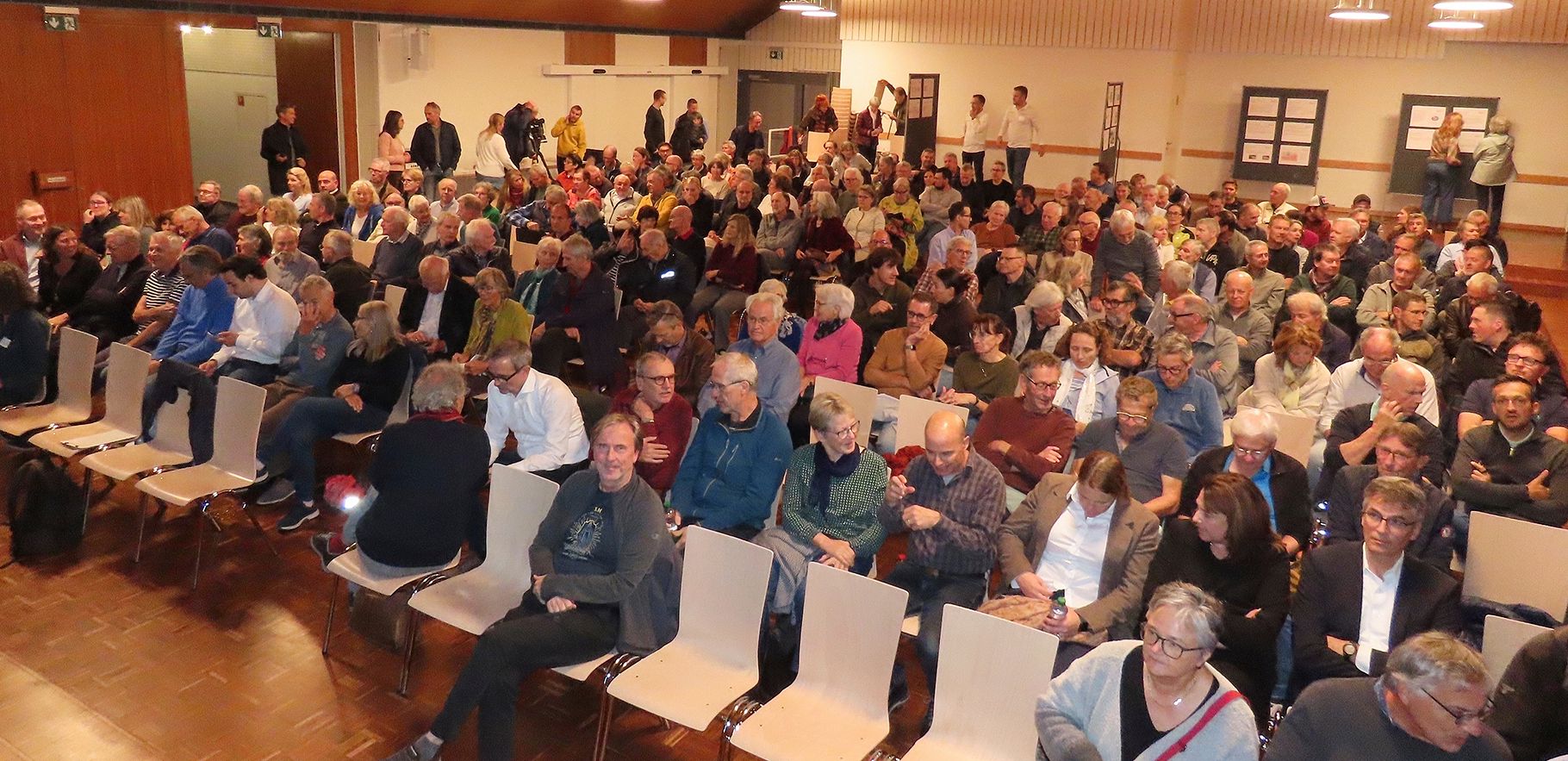 Der Gemeindesaal in Bonstetten vor Beginn der Infoveranstaltung. (Bilder Marcus Weiss) Der Gemeindesaal in Bonstetten vor Beginn der Infoveranstaltung. (Bilder Marcus Weiss)