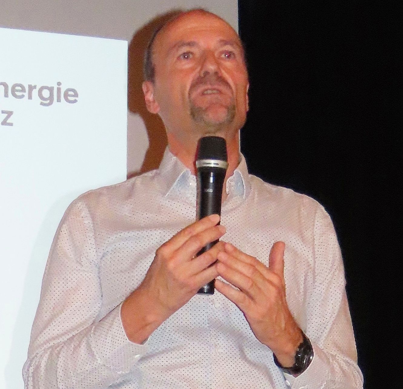 Rolf Schilliger, Gemeinderat von Hedingen und Mitglied der dortigen Energiekommission, wandte sich ebenfalls an die Besucherinnen und Besucher. Rolf Schilliger, Gemeinderat von Hedingen und Mitglied der dortigen Energiekommission, wandte sich ebenfalls an die Besucherinnen und Besucher.