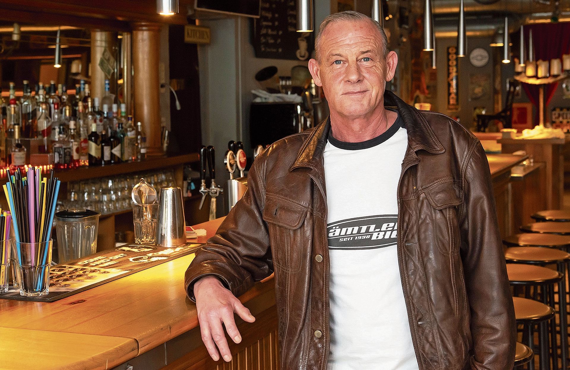 «Wichtig für den Erfolg sind Konstanz, gute Qualität, kompetente, langjährige Mitarbeiterinnen und Mitarbeiter und ein guter Gäste-Mix»: Sandro Quirici in seiner Bar in Affoltern. (Bild Daniel Vaia) «Wichtig für den Erfolg sind Konstanz, gute Qualität, kompetente, langjährige Mitarbeiterinnen und Mitarbeiter und ein guter Gäste-Mix»: Sandro Quirici in seiner Bar in Affoltern. (Bild Daniel Vaia)