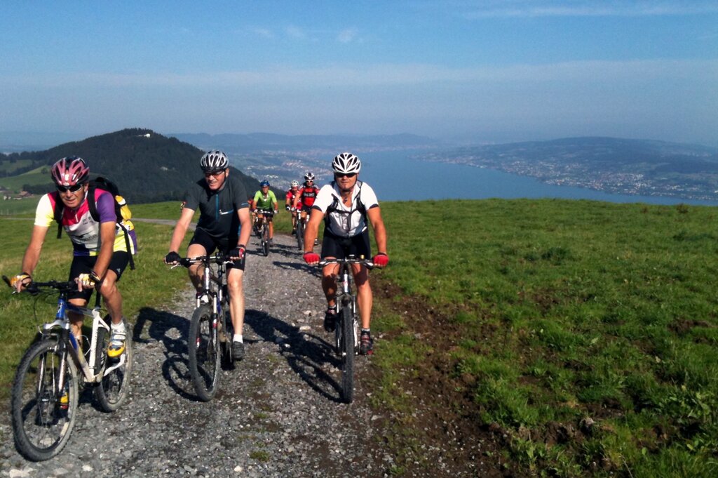 Die Aktiven des Gentlemen-Radclubs Amt auf dem Weg ins Wäggital mit Zürichsee, Etzel und Pfannenstiel im Hintergrund.
