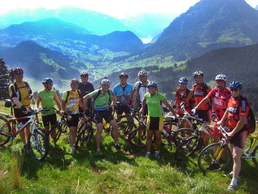 Beschwingte GRC-Amt-Teilnehmer vor berauschendem Panorama mit dem Wäggitaler-Stausee im Zentrum. (Bilder Martin Platter)
