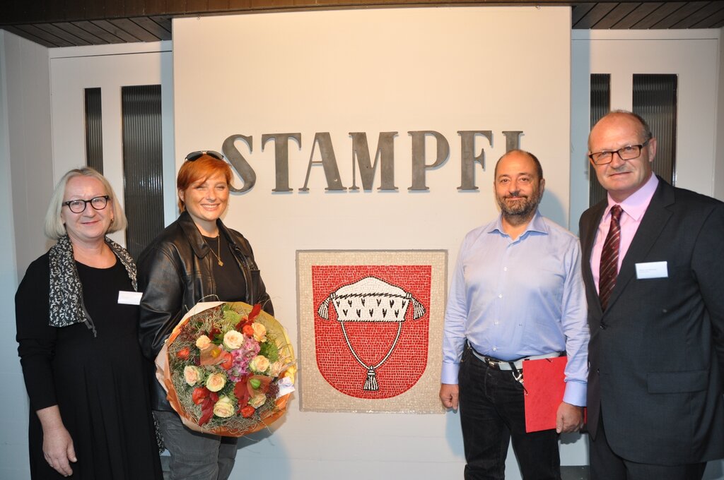 Vor dem neuen Mosaik an der «Stampfi»-Wand, von links: Esther Breitenmoser, Silvia Iencinella, Stefano Toria und Walter von Siebenthal.

