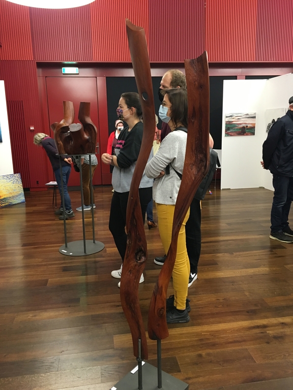 Corona-Kunst von Peter Heusi: «Richtiger Abstand» und «maximal5».
