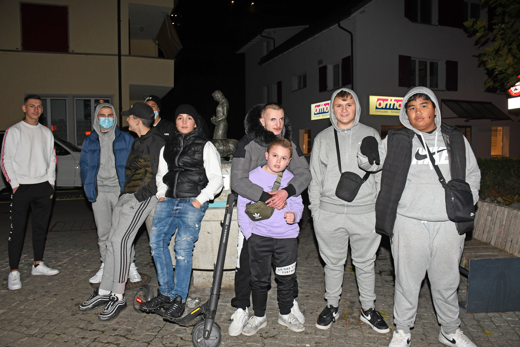 Die Jungs-Clique vor dem «Säulibrunnen» in Affoltern. Junge Frauen waren an jenem Freitagabend auf den Strassen kaum anzutreffen. (Bilder Livia Häberling)
