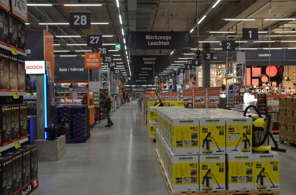 Blick vom Eingangsbereich nach rechts durch den Hauptgang.
