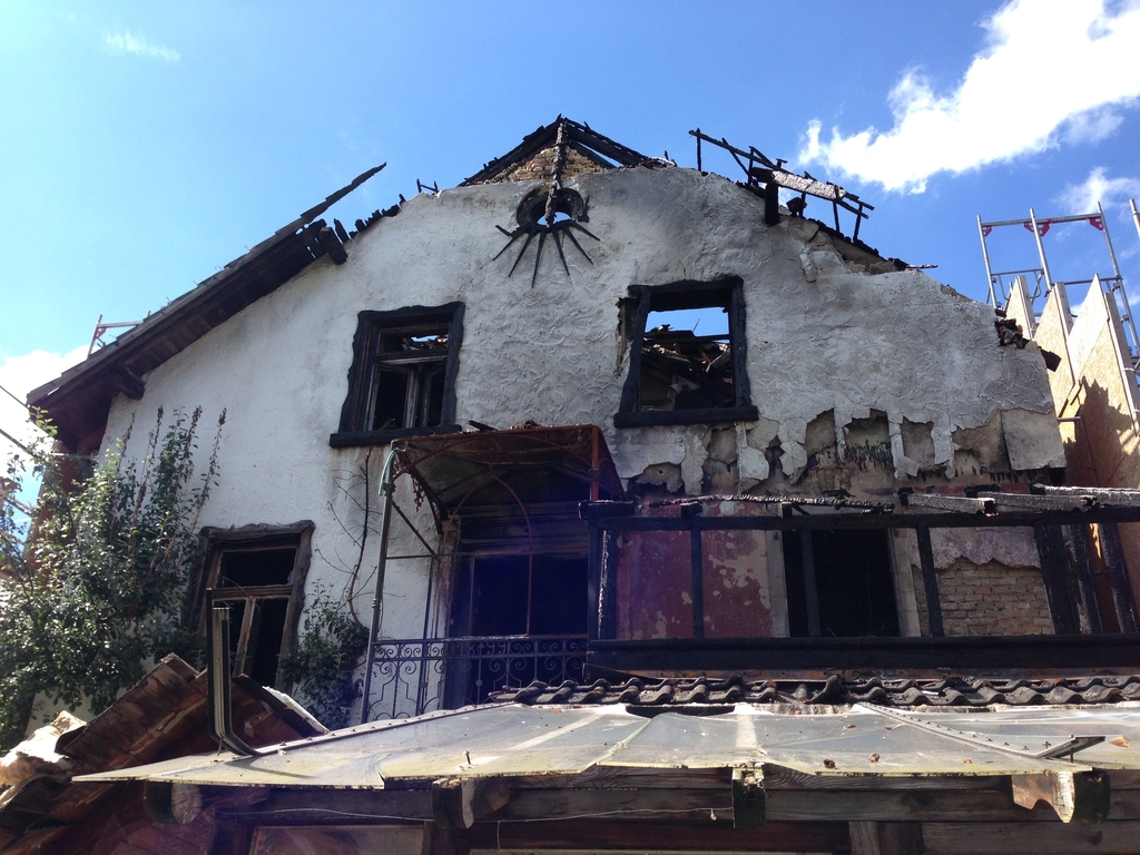 Ein Grossteil des Hauses wurde durch den Brand zerstört. Gut zu erkennen ist nach wie vor die Fensterverzierung in Sonnenoptik. (Bild zvg.)