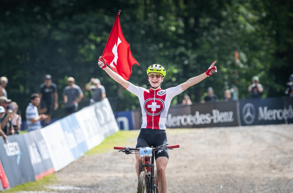 Die Gemeinde Kappel hat ihre erste Weltmeisterin: Jacqueline Schneebeli aus Hauptikon gewinnt Gold an den Mountainbike-Weltmeisterschaften in Mont-Sainte-Anne. (Fotos Armin Künstenbrück)
