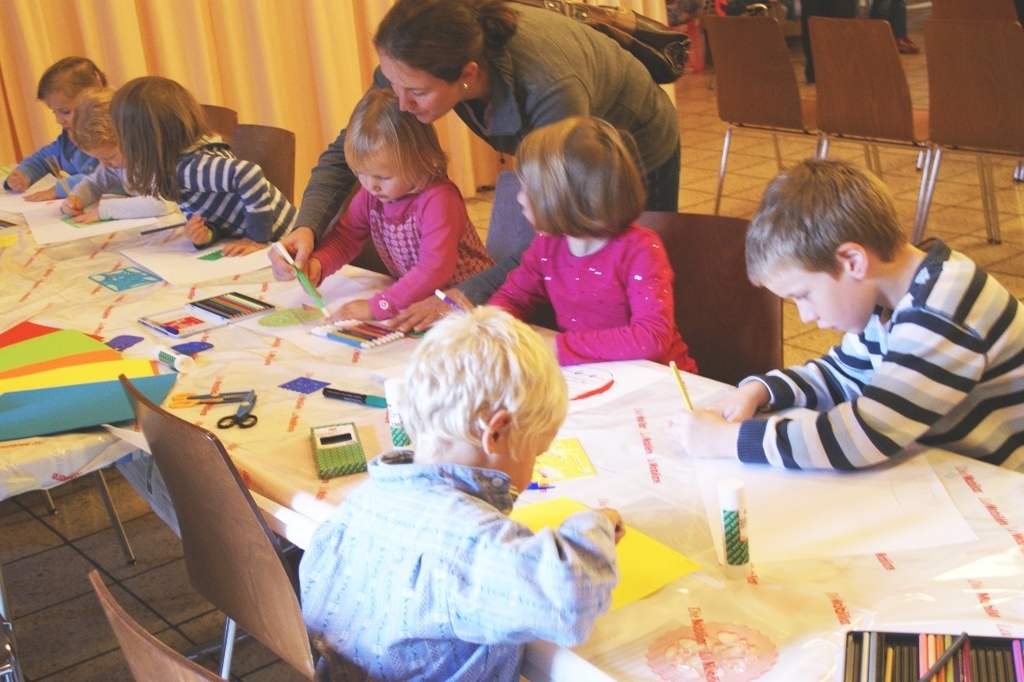 Rege Beteiligung am Zeichen-Tisch. Die Kunstwerke wurden anschliessend versteigert. (Bilder Thomas Stöckli)
