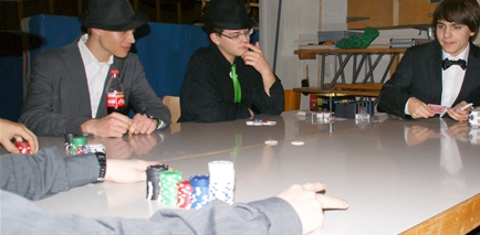 Pokerface gefragt: Der Geräteraum wurde zur Spielhalle.
