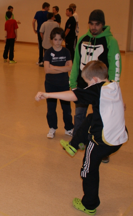 Kick-Versuche mit dem Footbag.