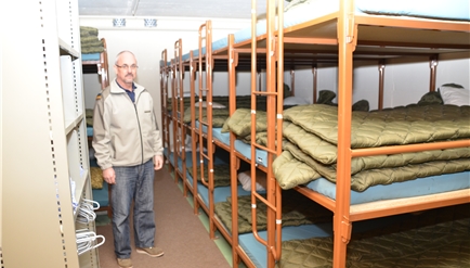 Kein Luxushotel: Hans Peter Krieg im Schlafraum mit dreistöckigen Betten. (Bilder Martin Mullis)
