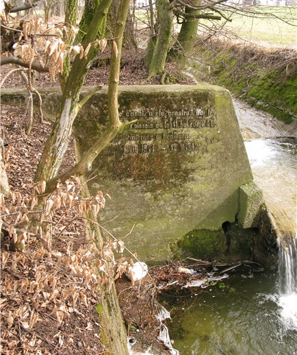 Das Tosbecken (bremsendes Auffangbecken) mit Bachverbauung. (Bilder zvg.)
